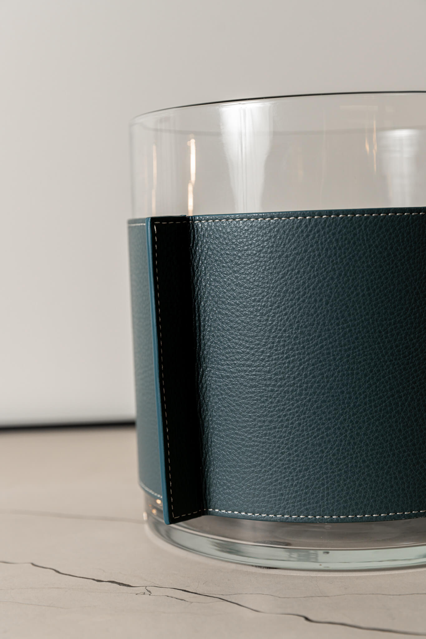 Poltrona Frau Ваза Leather Pot Nest Larimar от Poltrona Frau — в интерьере