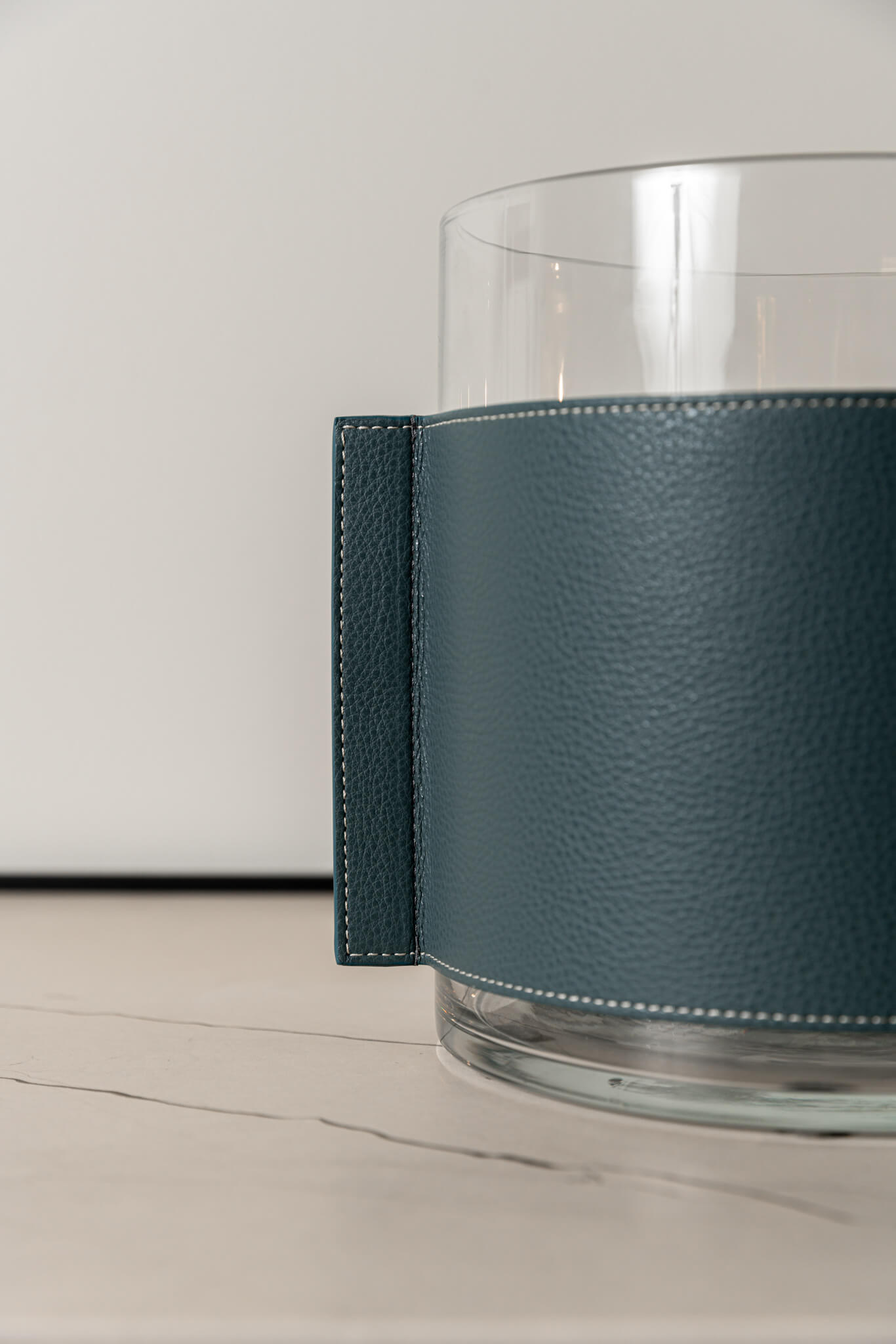 Poltrona Frau Ваза Leather Pot Nest Larimar от Poltrona Frau — в интерьере