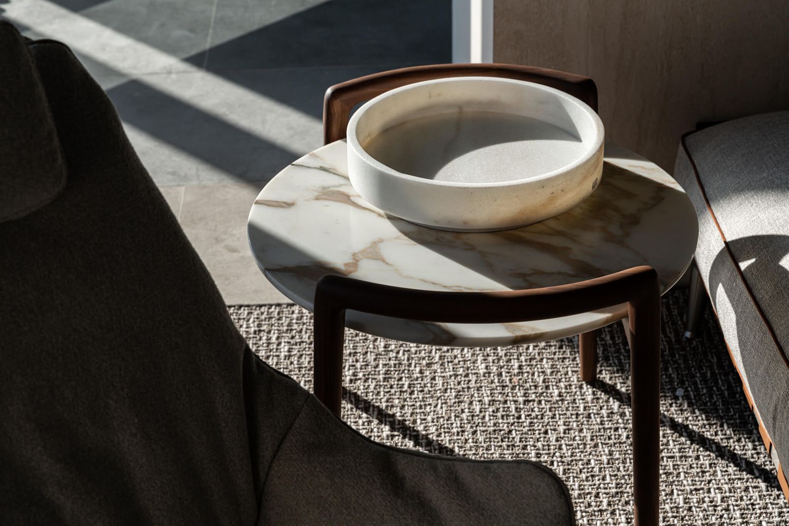 Flexform Журнальный столик Ascanio Calacata от Flexform — в интерьере