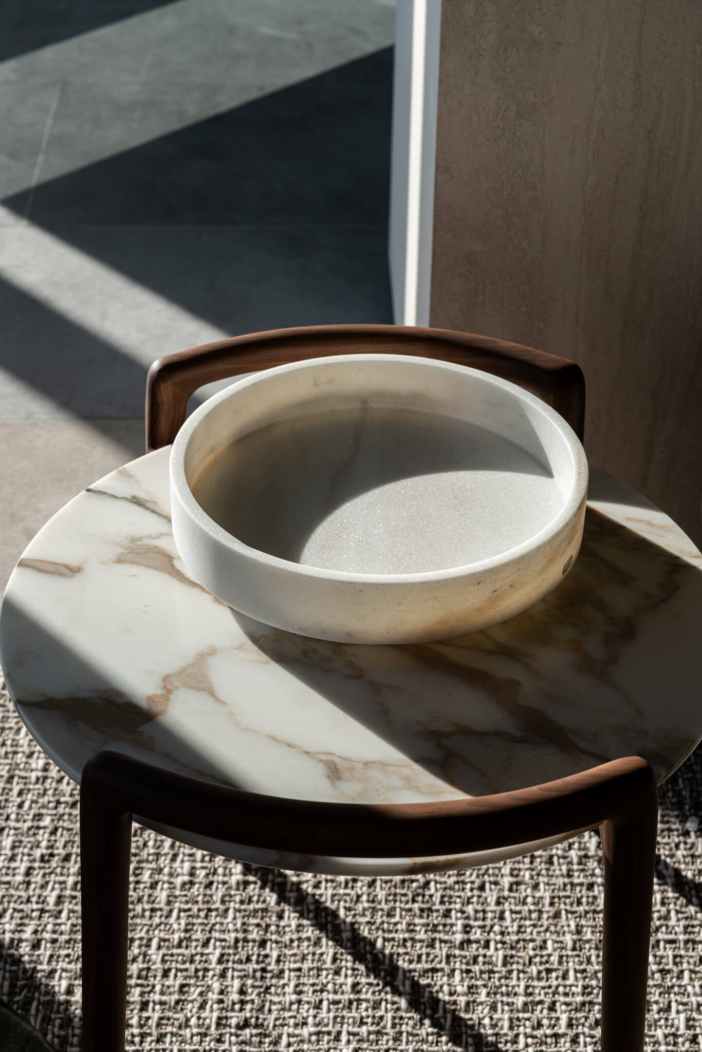 Flexform Журнальный столик Ascanio Calacata от Flexform — в интерьере