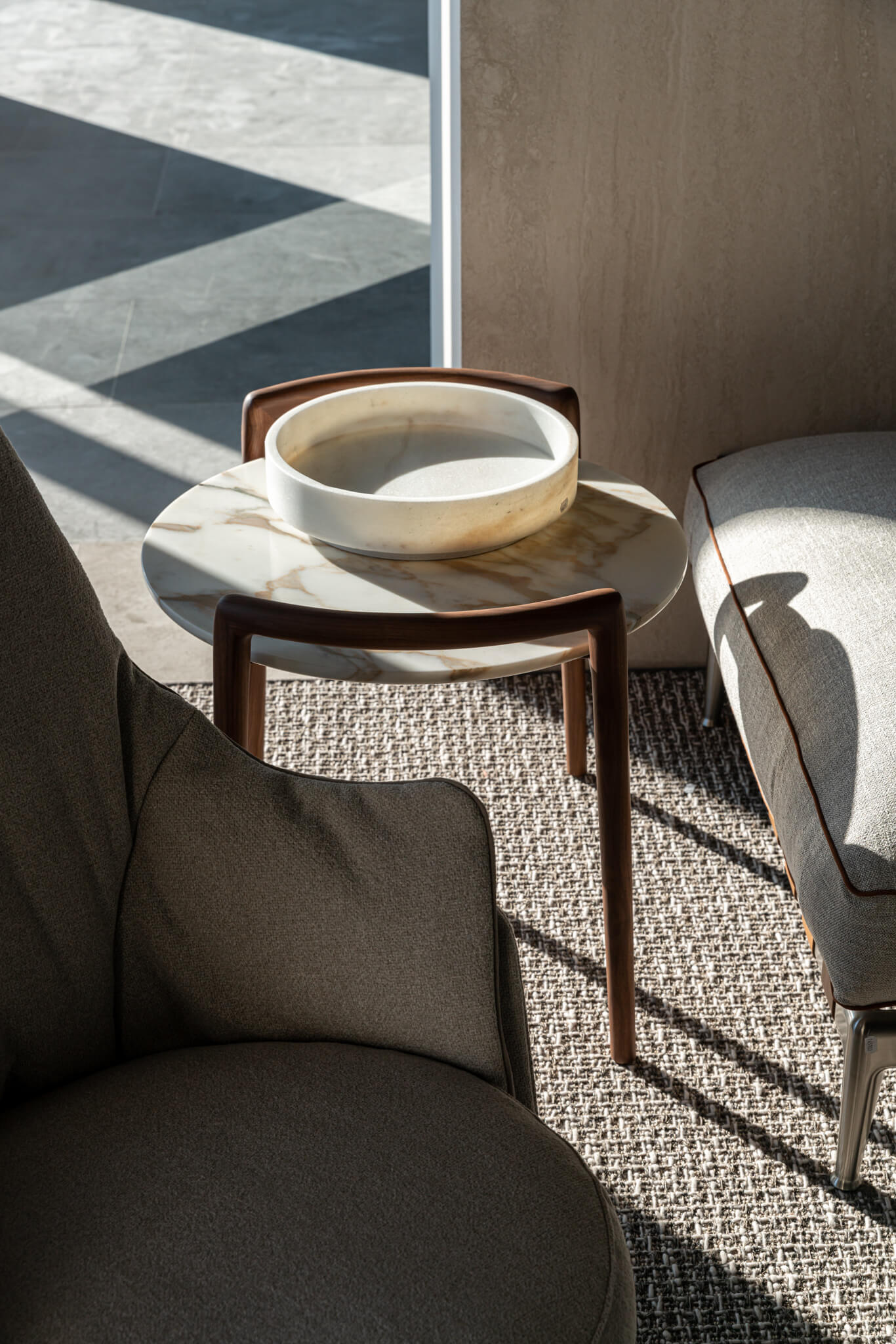 Flexform Журнальный столик Ascanio Calacata от Flexform — в интерьере