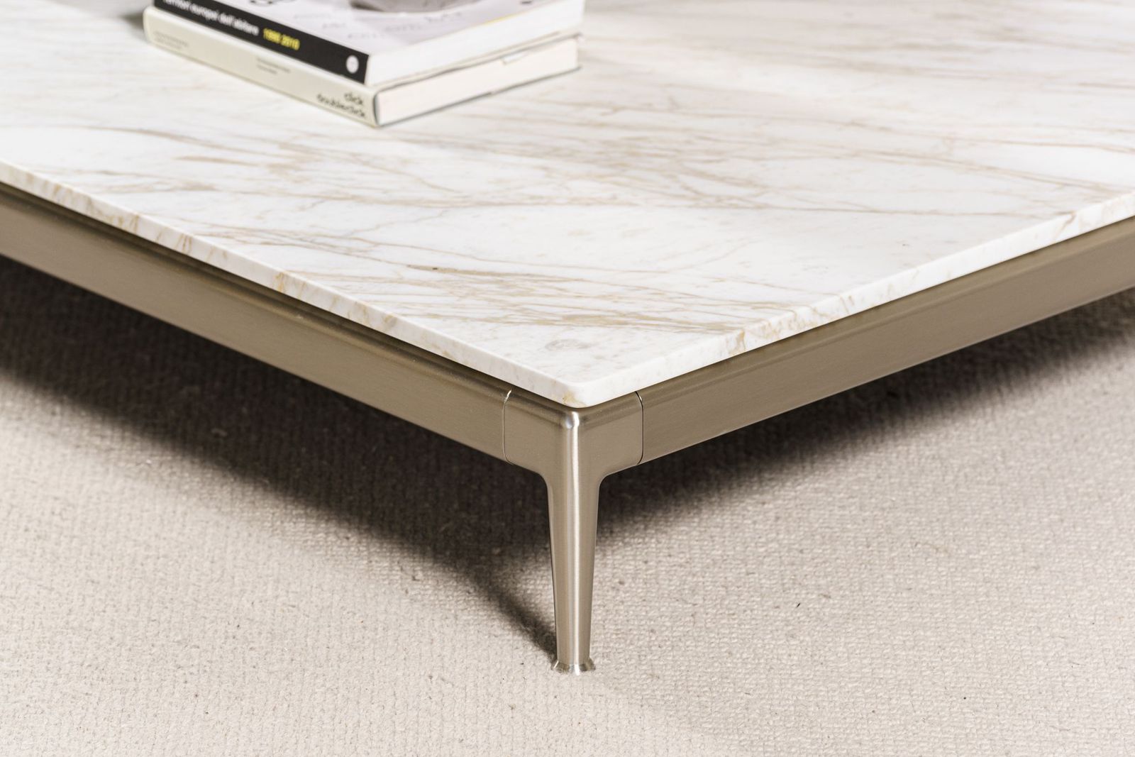 Flexform Журнальный столик Pico Calacata от Flexform — в интерьере