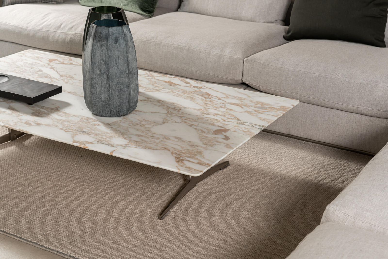 Flexform Журнальный столик Fly Calacata 170*100 от Flexform — в интерьере