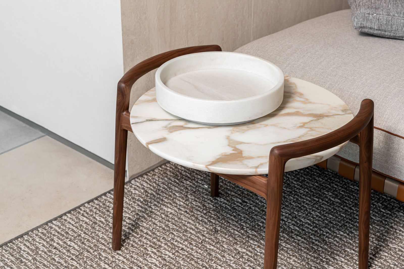 Flexform Журнальный столик Ascanio Calacata d60 от Flexform — в интерьере