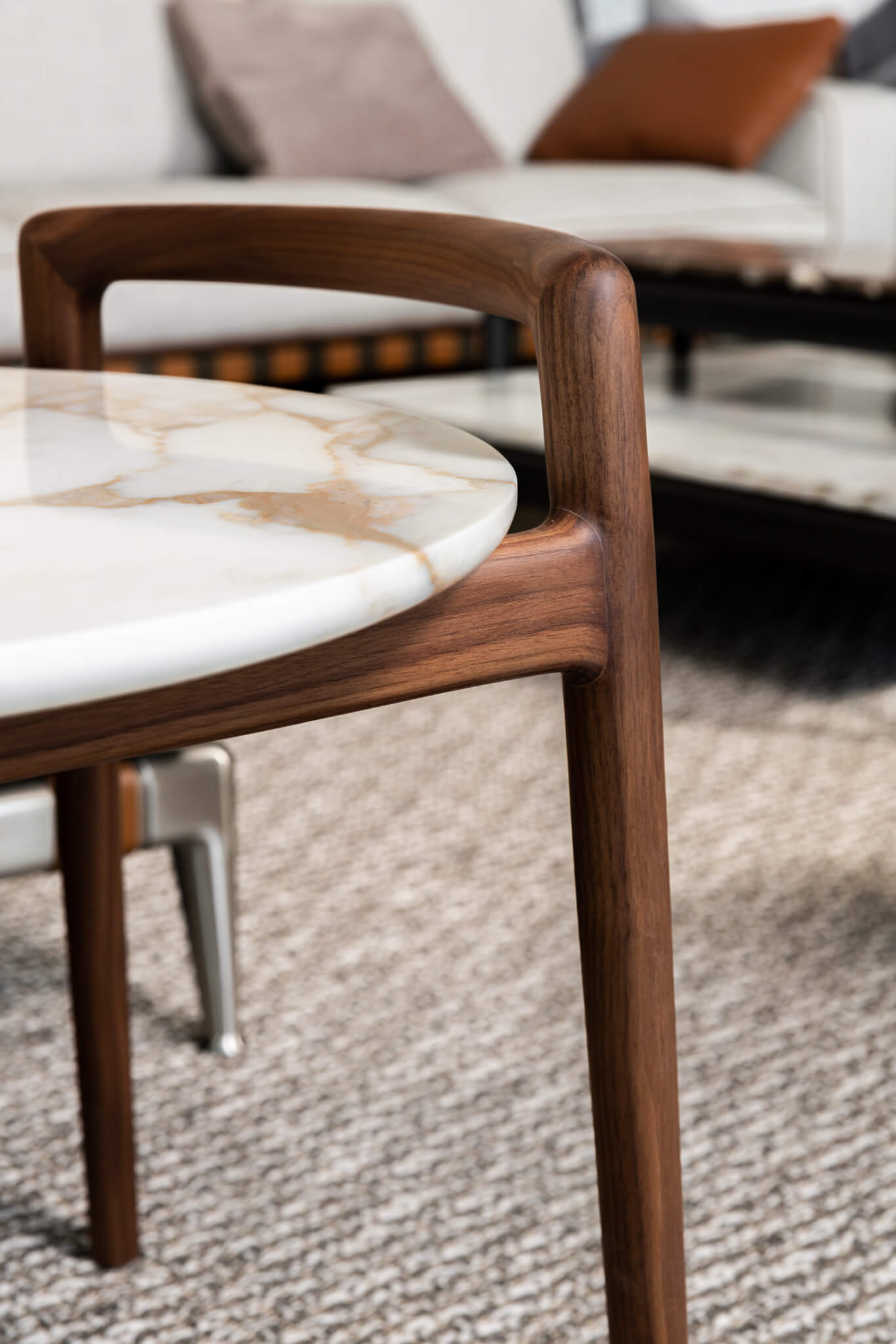 Flexform Журнальный столик Ascanio Calacata d60 от Flexform — в интерьере