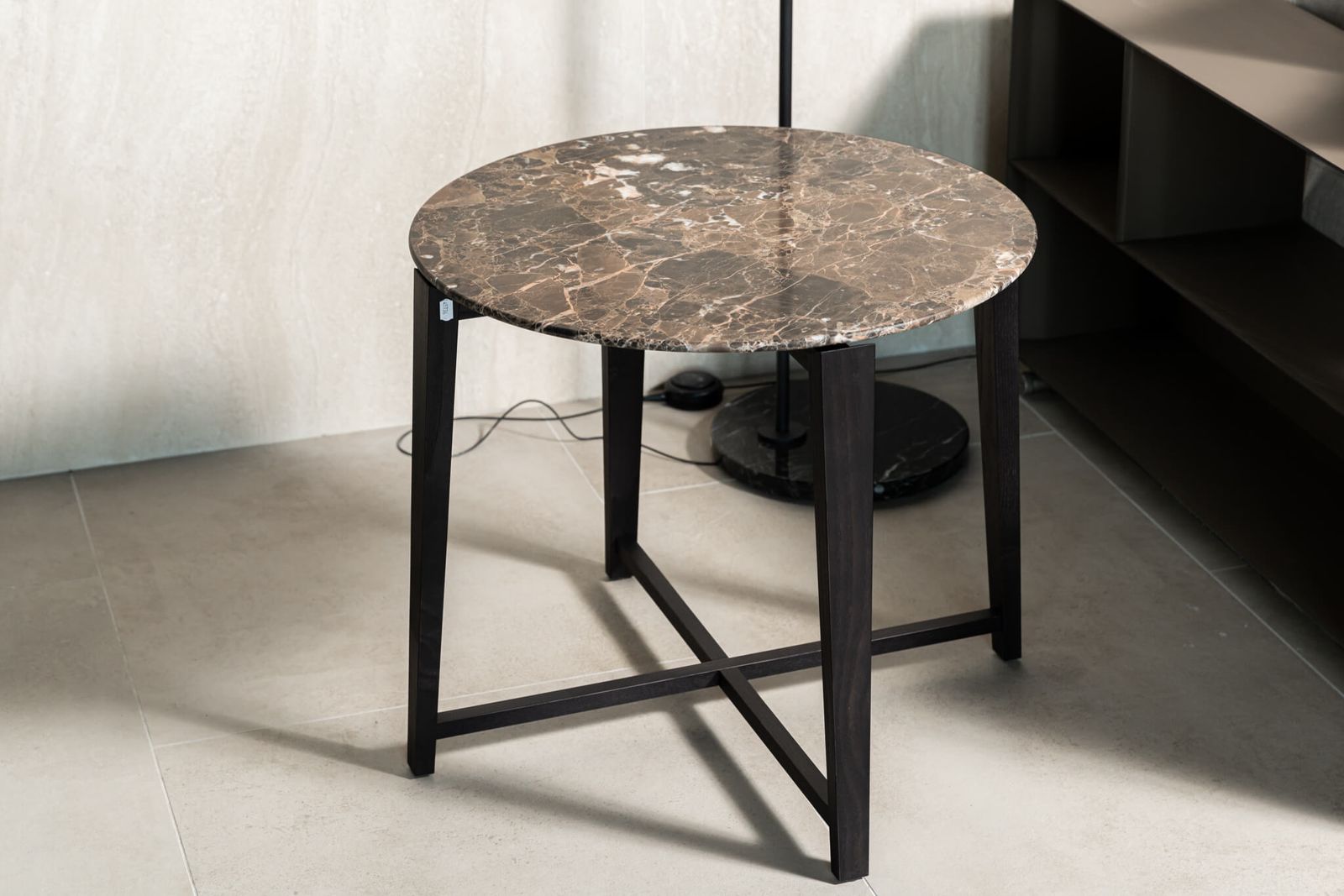 Flexform Журнальный столик Tris d67 Emperador от Flexform — в интерьере
