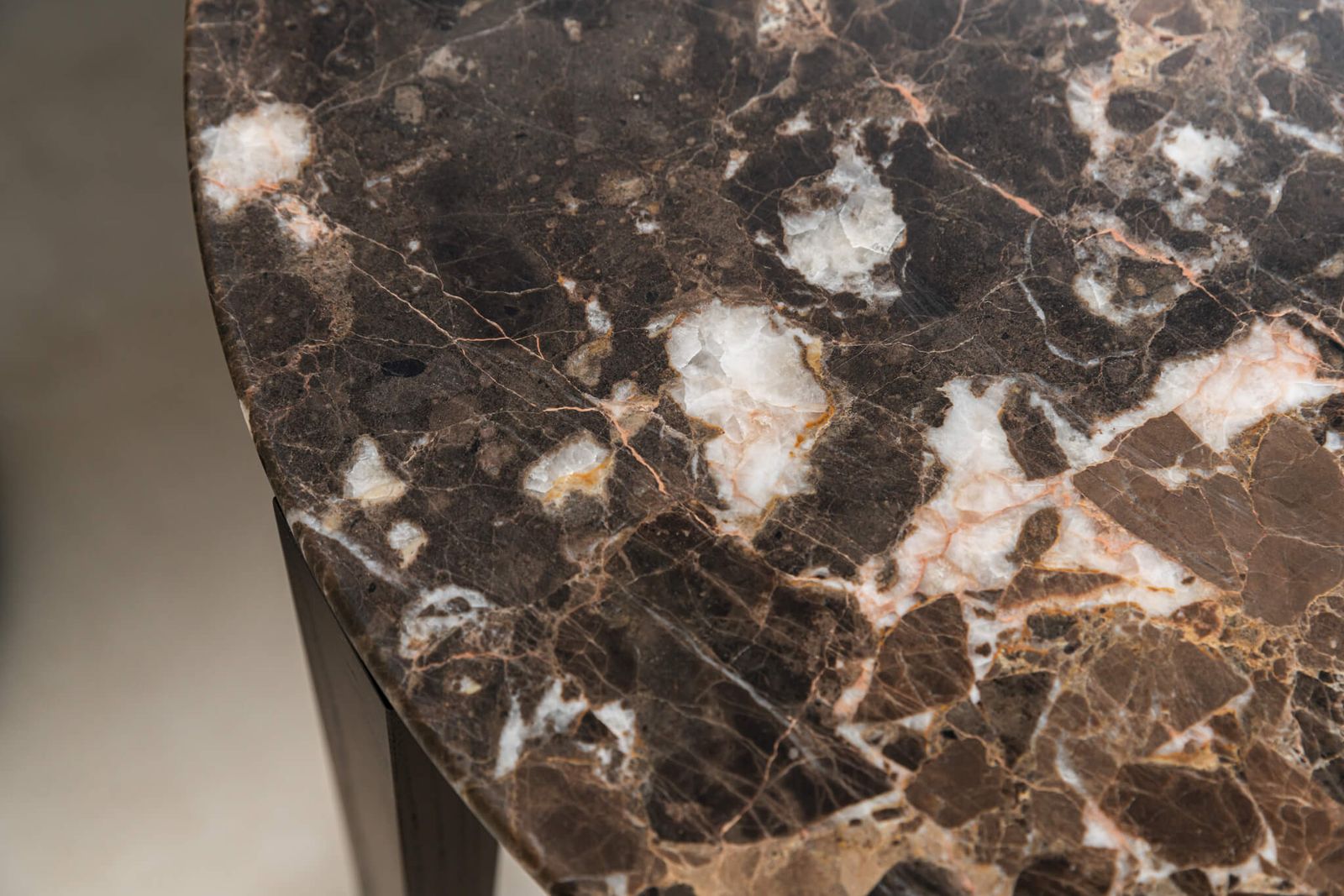 Flexform Журнальный столик Tris d67 Emperador от Flexform — в интерьере