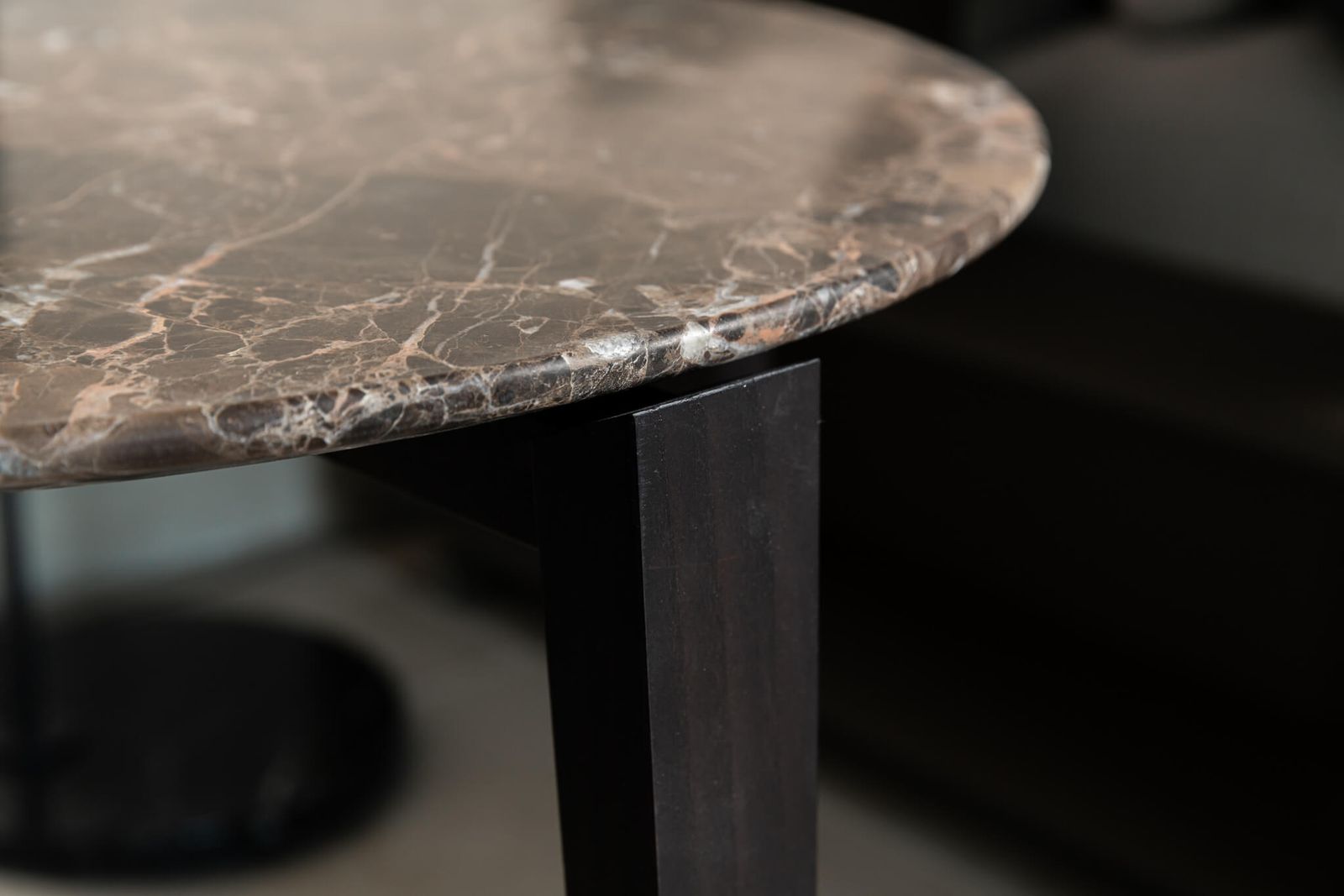 Flexform Журнальный столик Tris d67 Emperador от Flexform — в интерьере