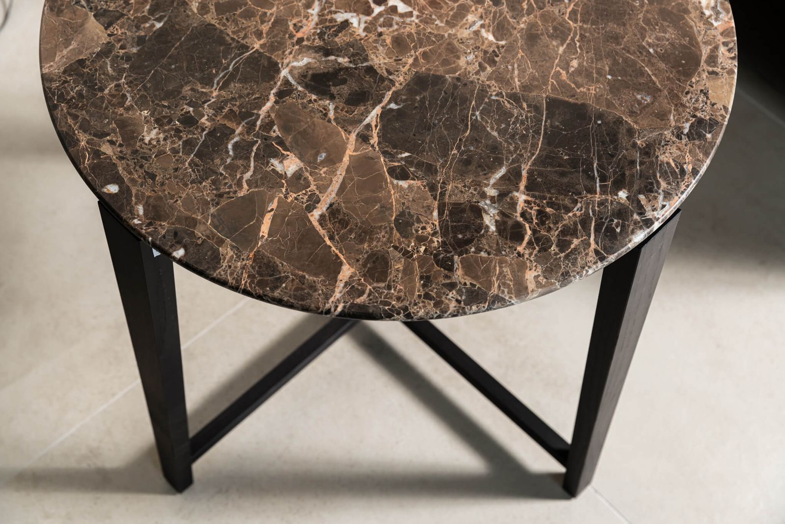 Flexform Журнальный столик Tris d67 Emperador от Flexform — в интерьере