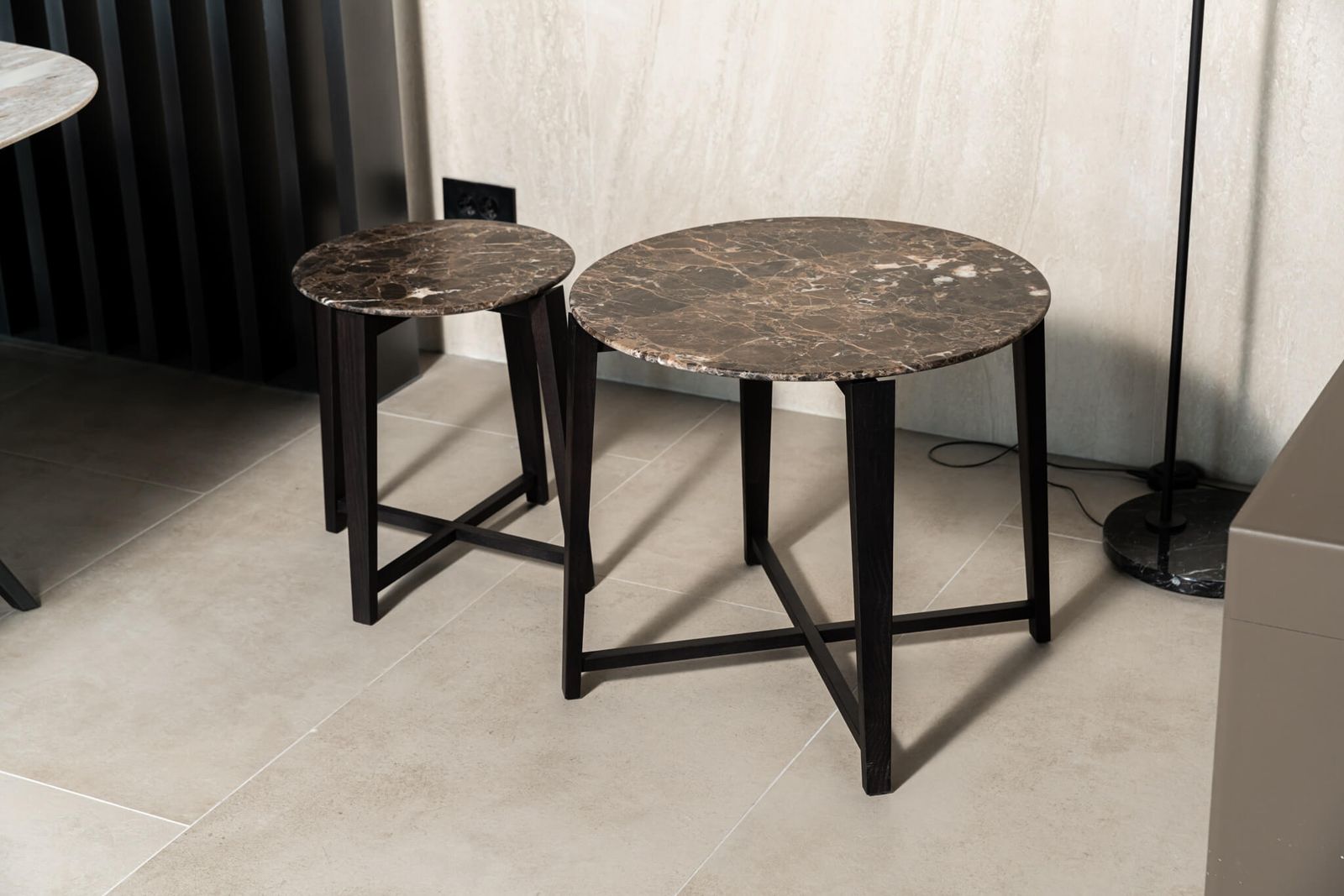 Flexform Журнальный столик Tris d67 Emperador от Flexform — в интерьере