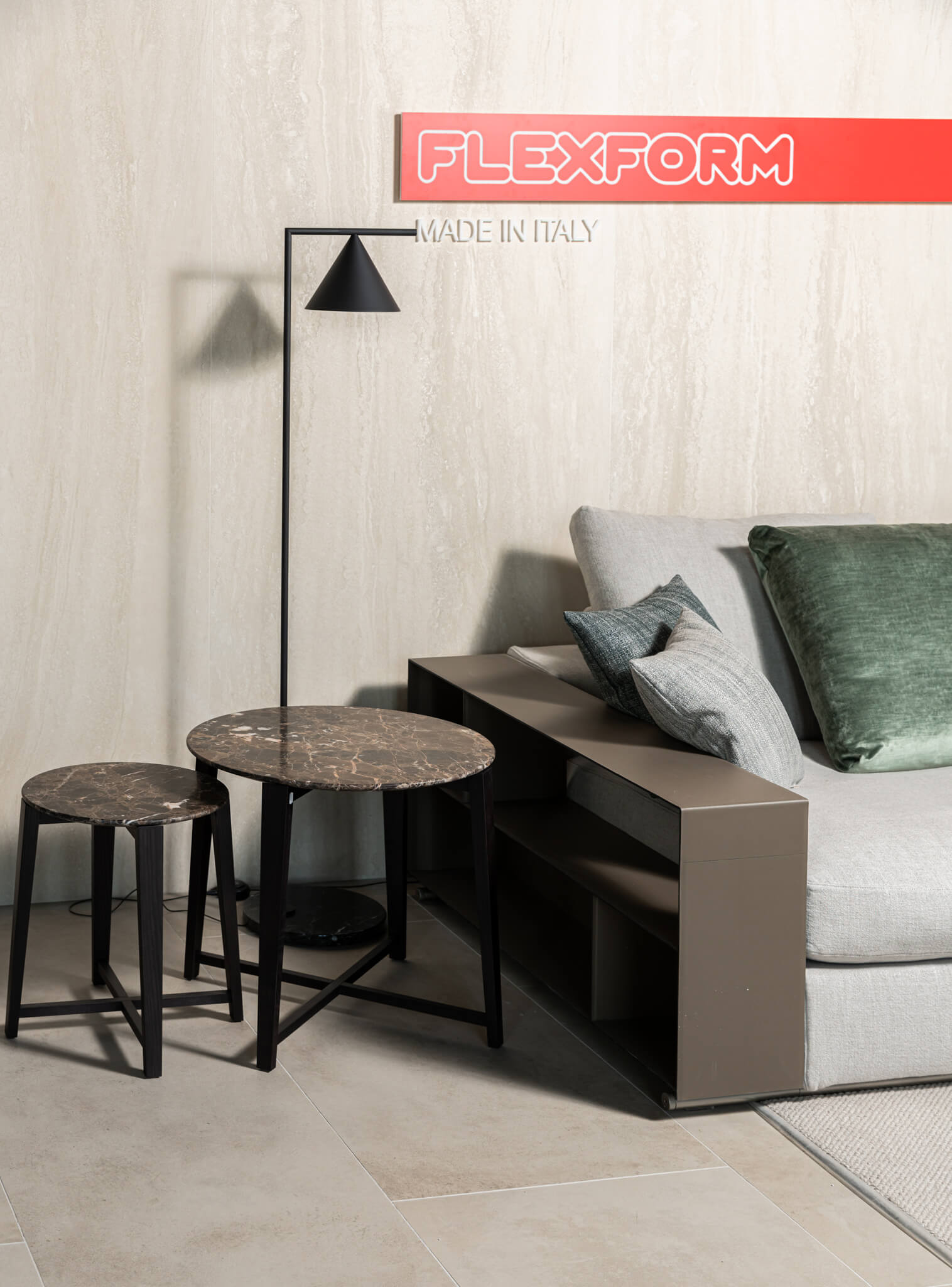 Flexform Журнальный столик Tris d67 Emperador от Flexform — в интерьере