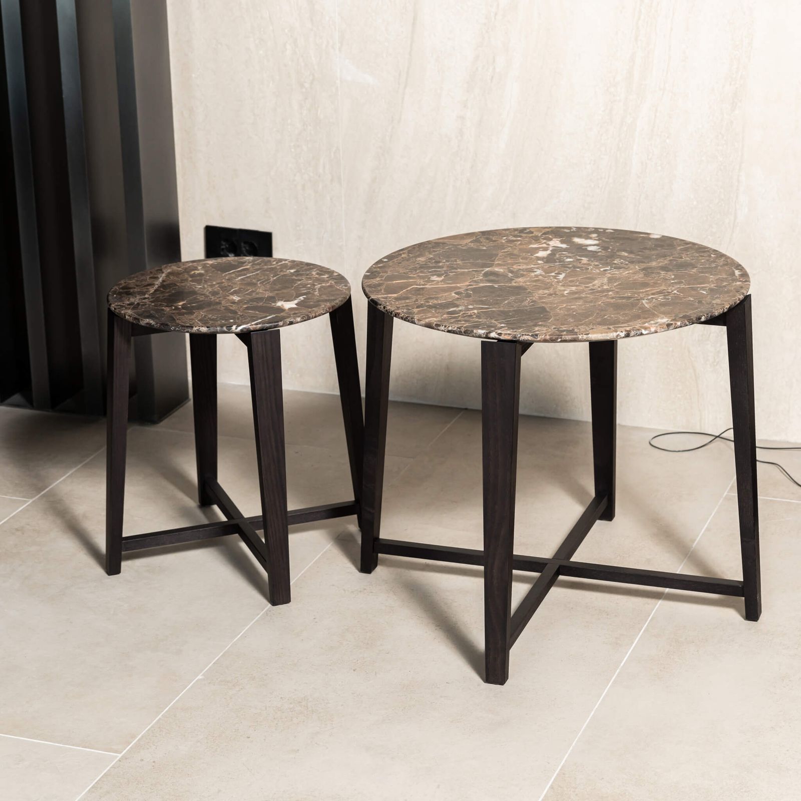 Flexform Журнальный столик Tris d67 Emperador от Flexform — в интерьере