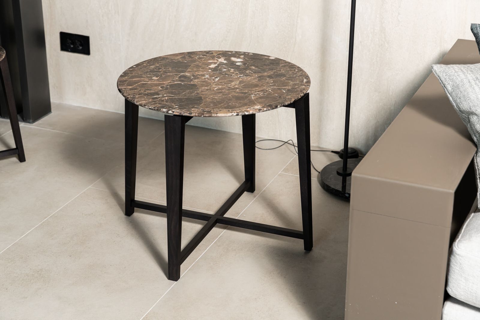 Flexform Журнальный столик Tris d67 Emperador от Flexform — в интерьере