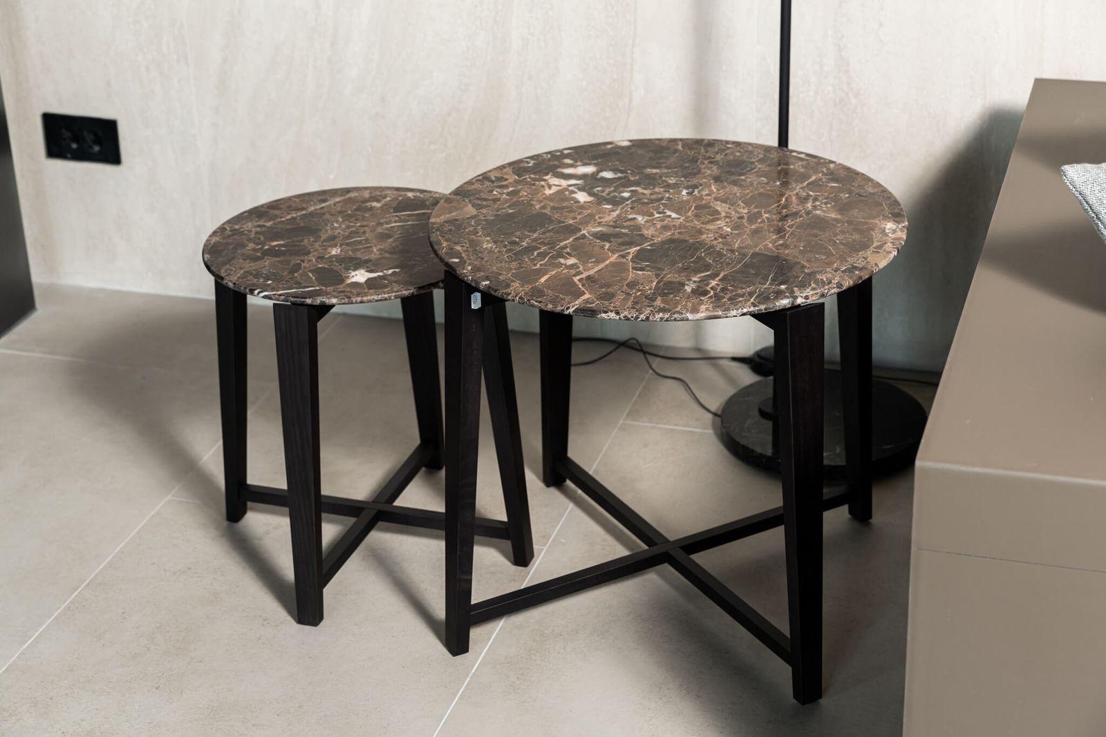 Flexform Журнальный столик Tris d67 Emperador от Flexform — в интерьере
