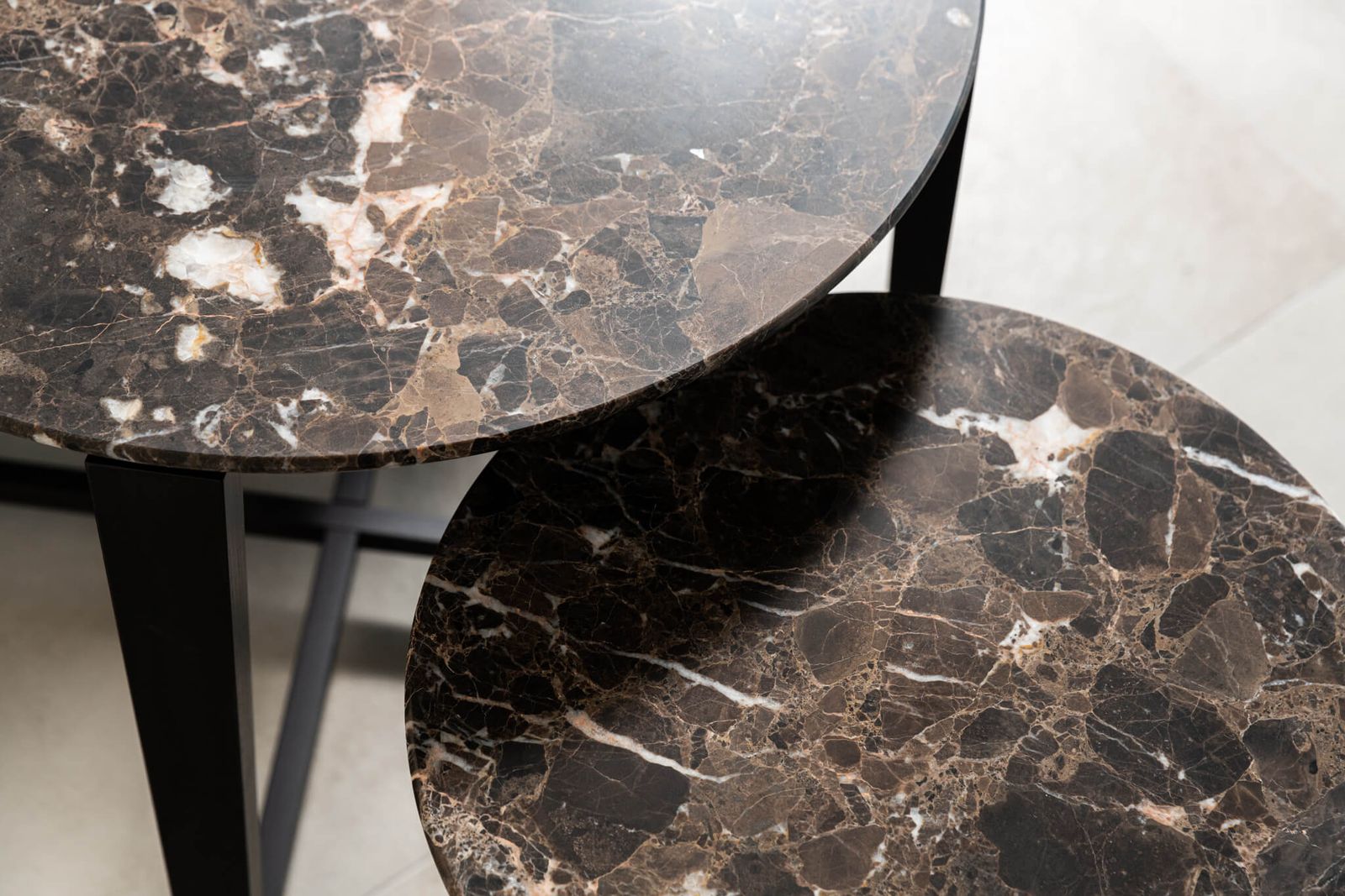 Flexform Журнальный столик Tris d67 Emperador от Flexform — в интерьере