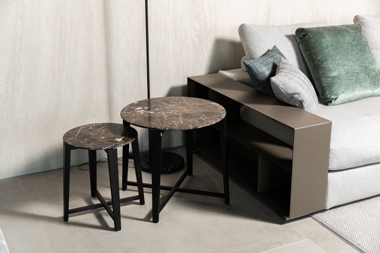 Flexform Журнальный столик Tris d67 Emperador от Flexform — в интерьере