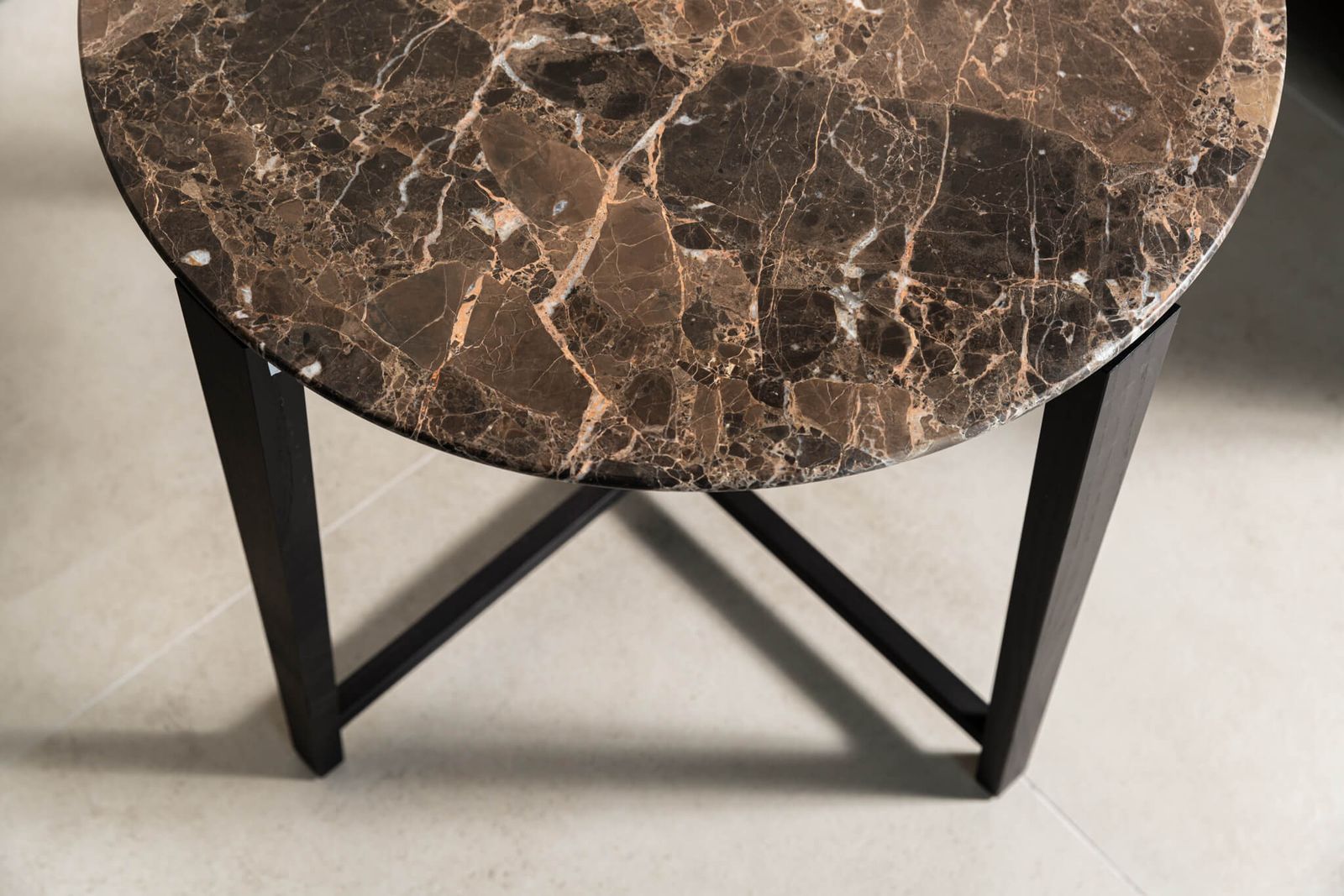 Flexform Журнальный столик Tris d67 Emperador от Flexform — в интерьере