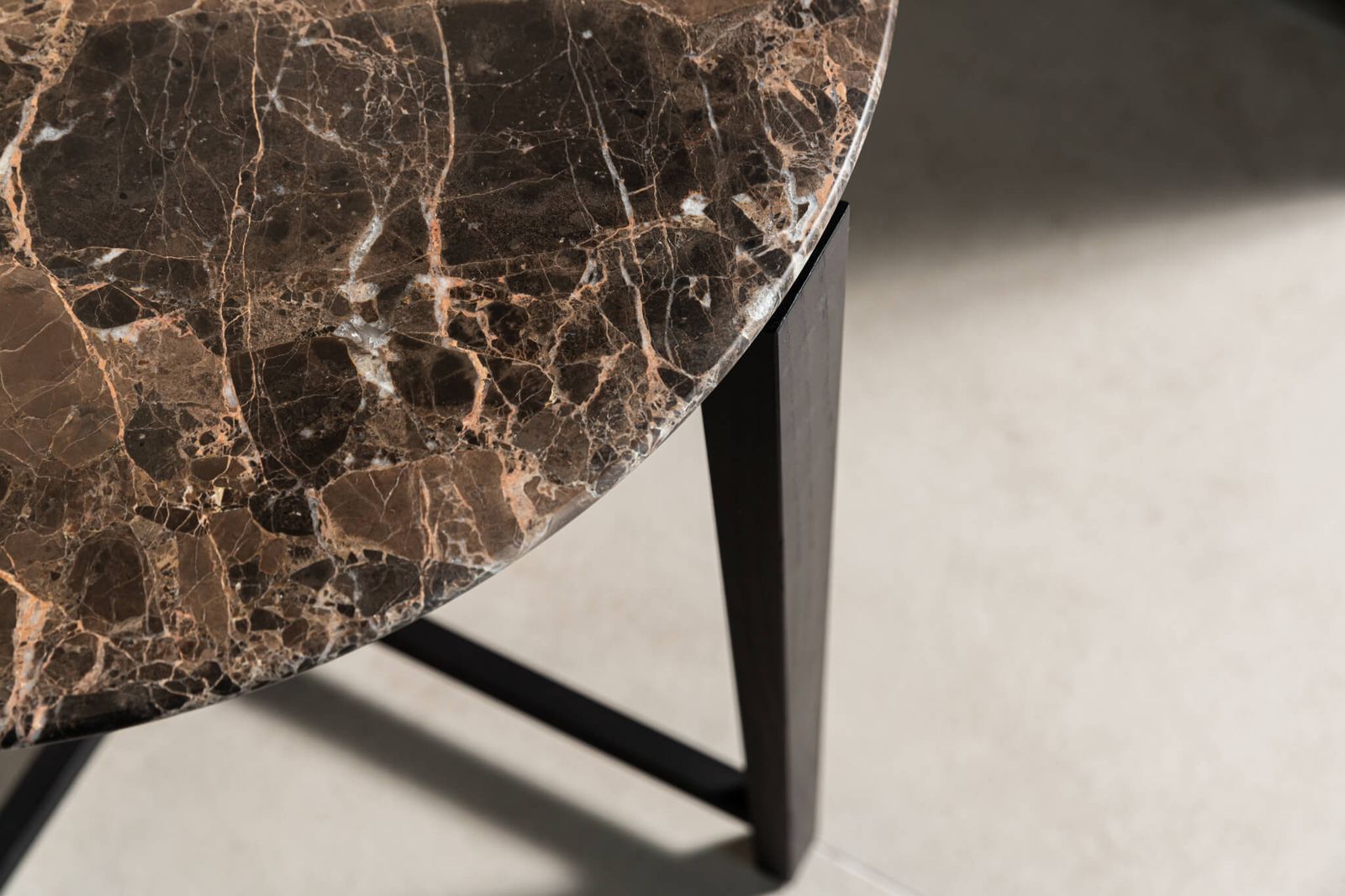 Flexform Журнальный столик Tris d47 Emperador от Flexform — в интерьере