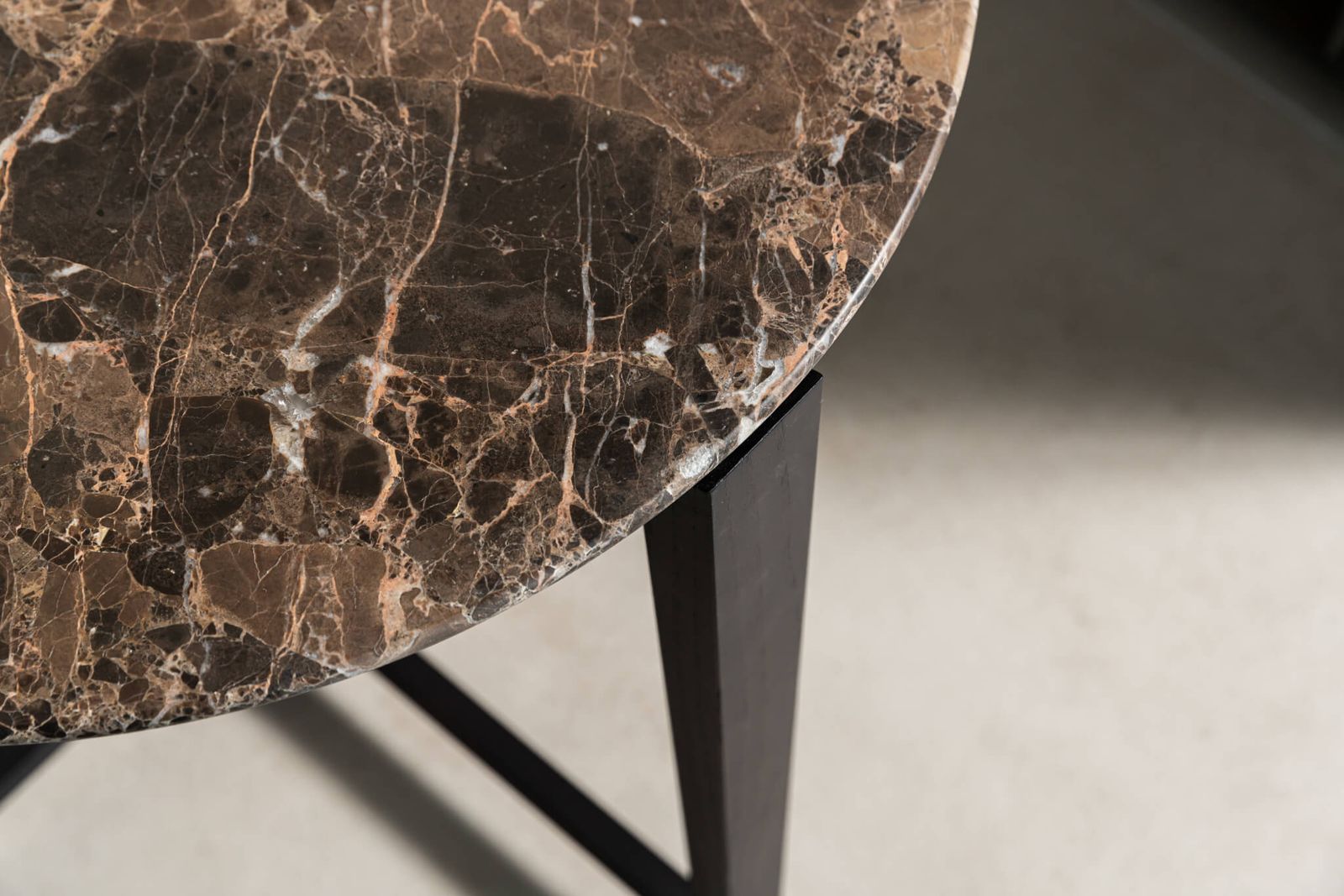 Flexform Журнальный столик Tris d47 Emperador от Flexform — в интерьере
