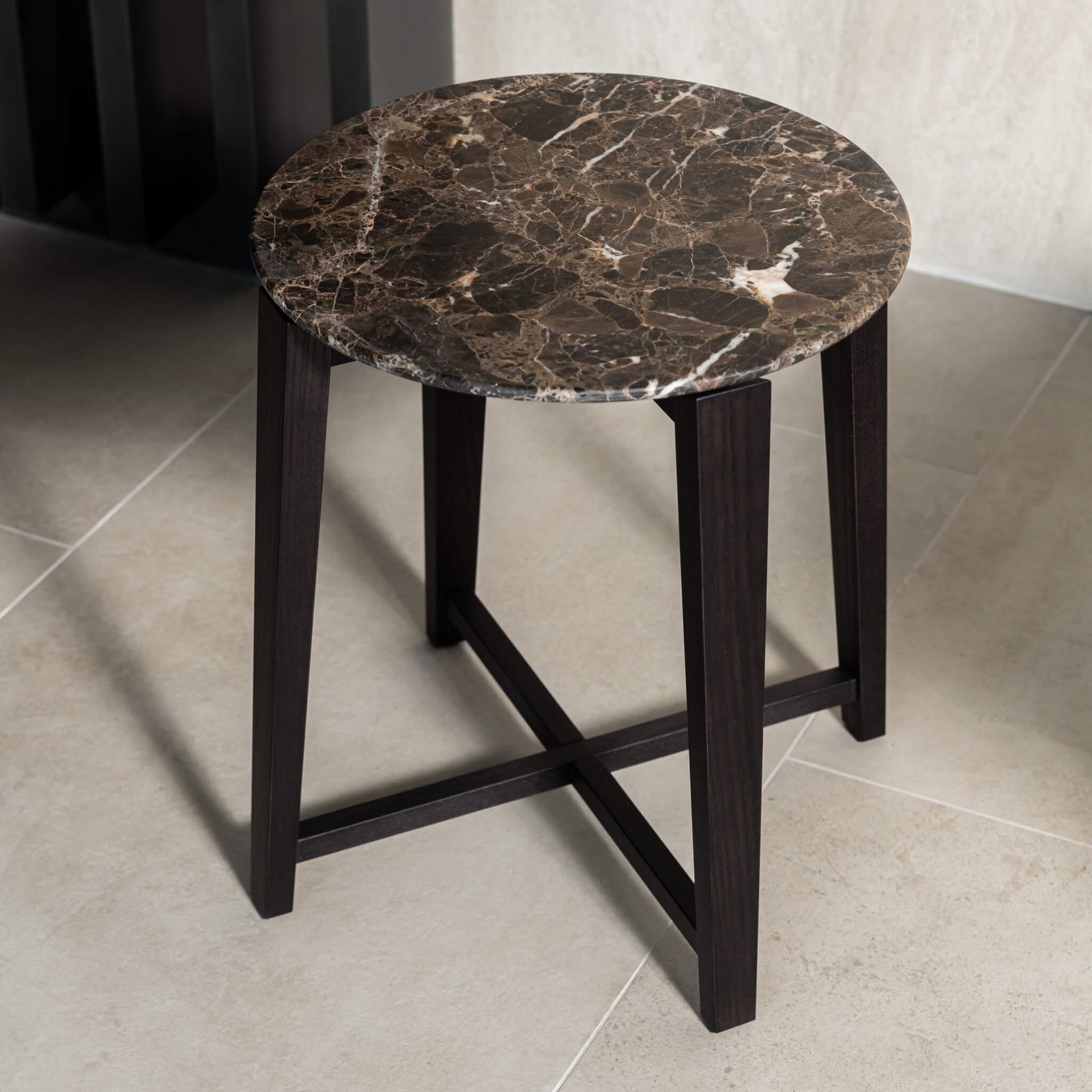 Flexform Журнальный столик Tris d47 Emperador от Flexform — в интерьере