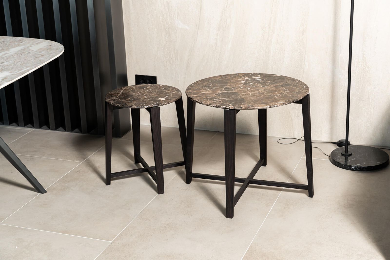 Flexform Журнальный столик Tris d47 Emperador от Flexform — в интерьере