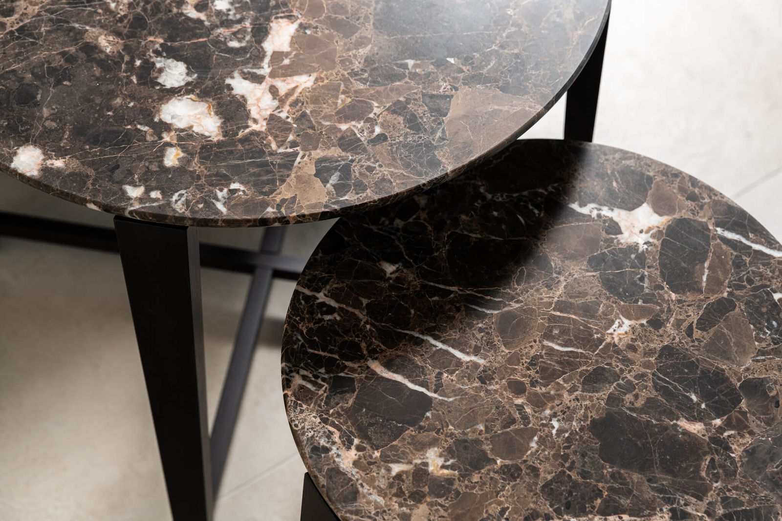 Flexform Журнальный столик Tris d47 Emperador от Flexform — в интерьере
