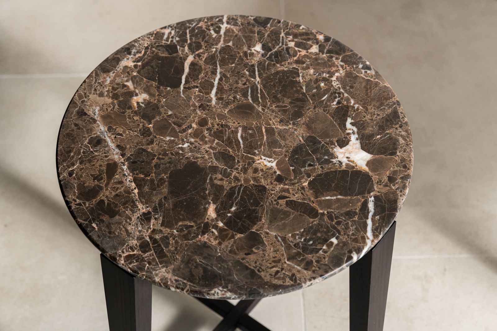 Flexform Журнальный столик Tris d47 Emperador от Flexform — в интерьере