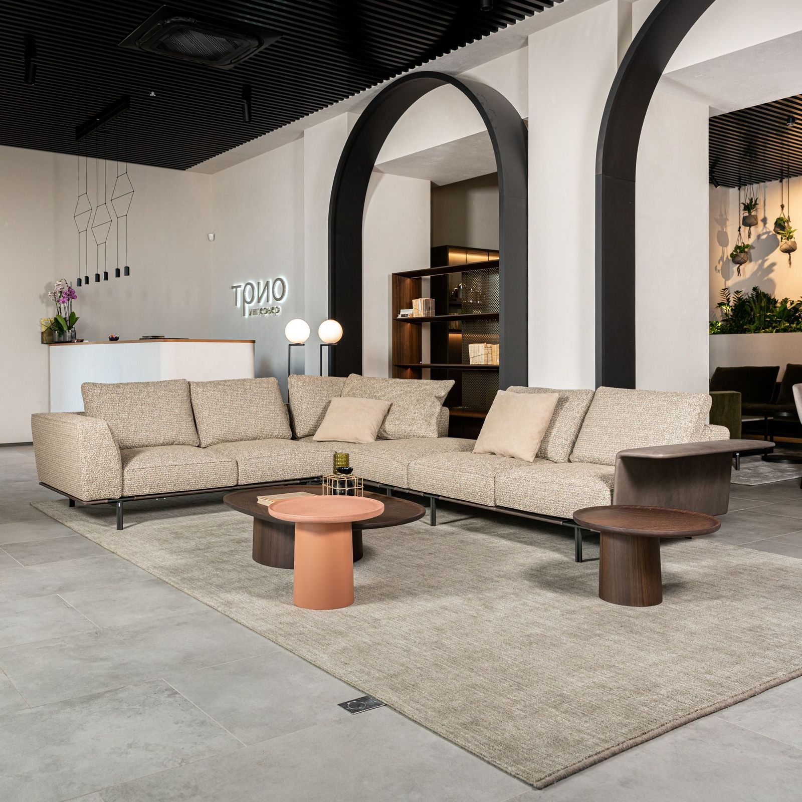 Molteni&C Журнальный столик Louisa LTV1 Red cemento от Molteni & C — в интерьере