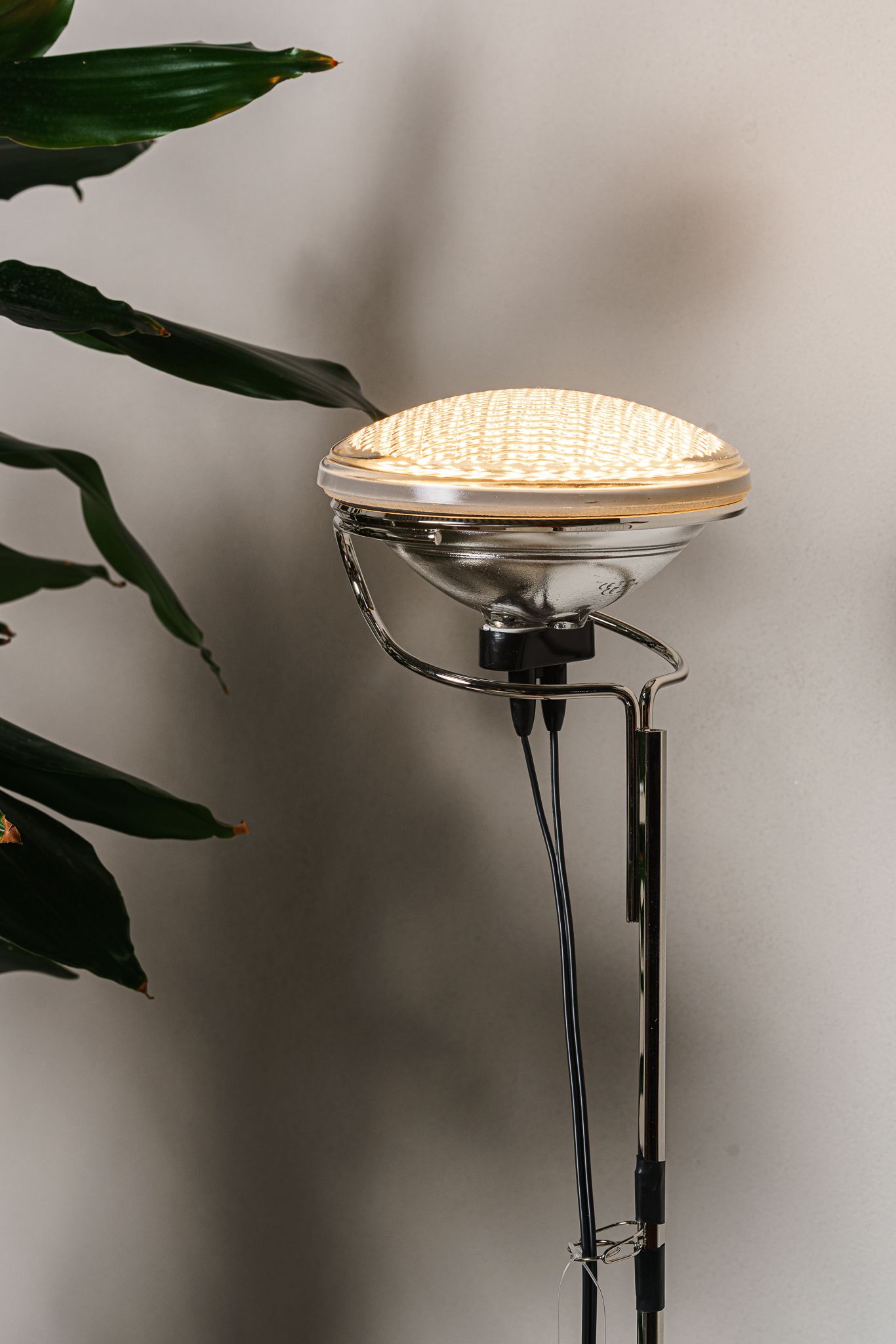 Flos Торшер Toio Red F7600035 от Flos — в интерьере