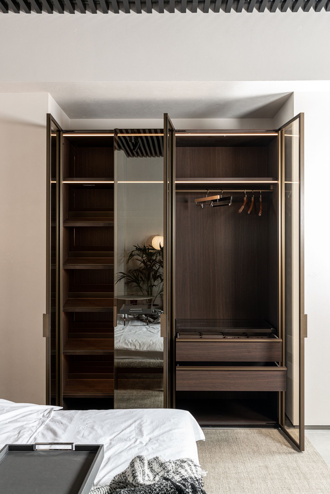 Molteni&C Шкаф Gliss Master со стекл.дверьми от Molteni & C — в интерьере