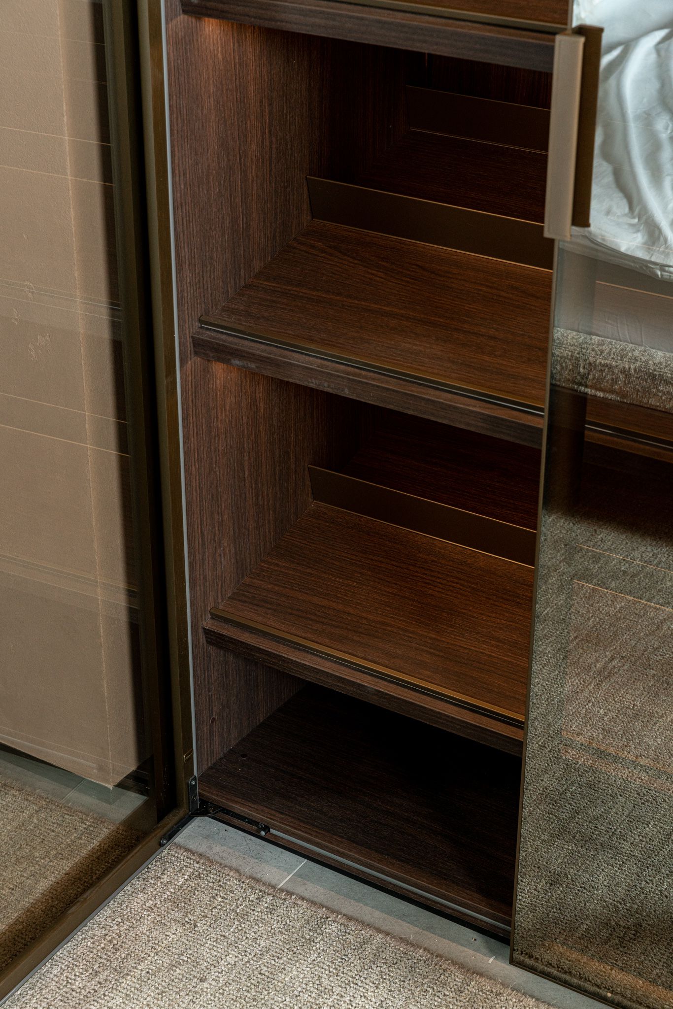 Molteni&C Шкаф Gliss Master со стекл.дверьми от Molteni & C — в интерьере