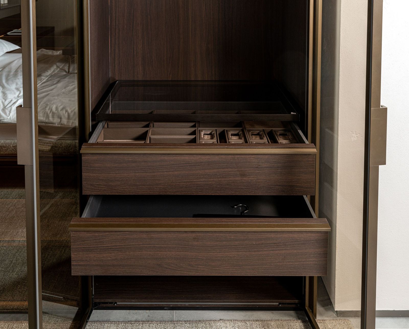 Molteni&C Шкаф Gliss Master со стекл.дверьми от Molteni & C — в интерьере