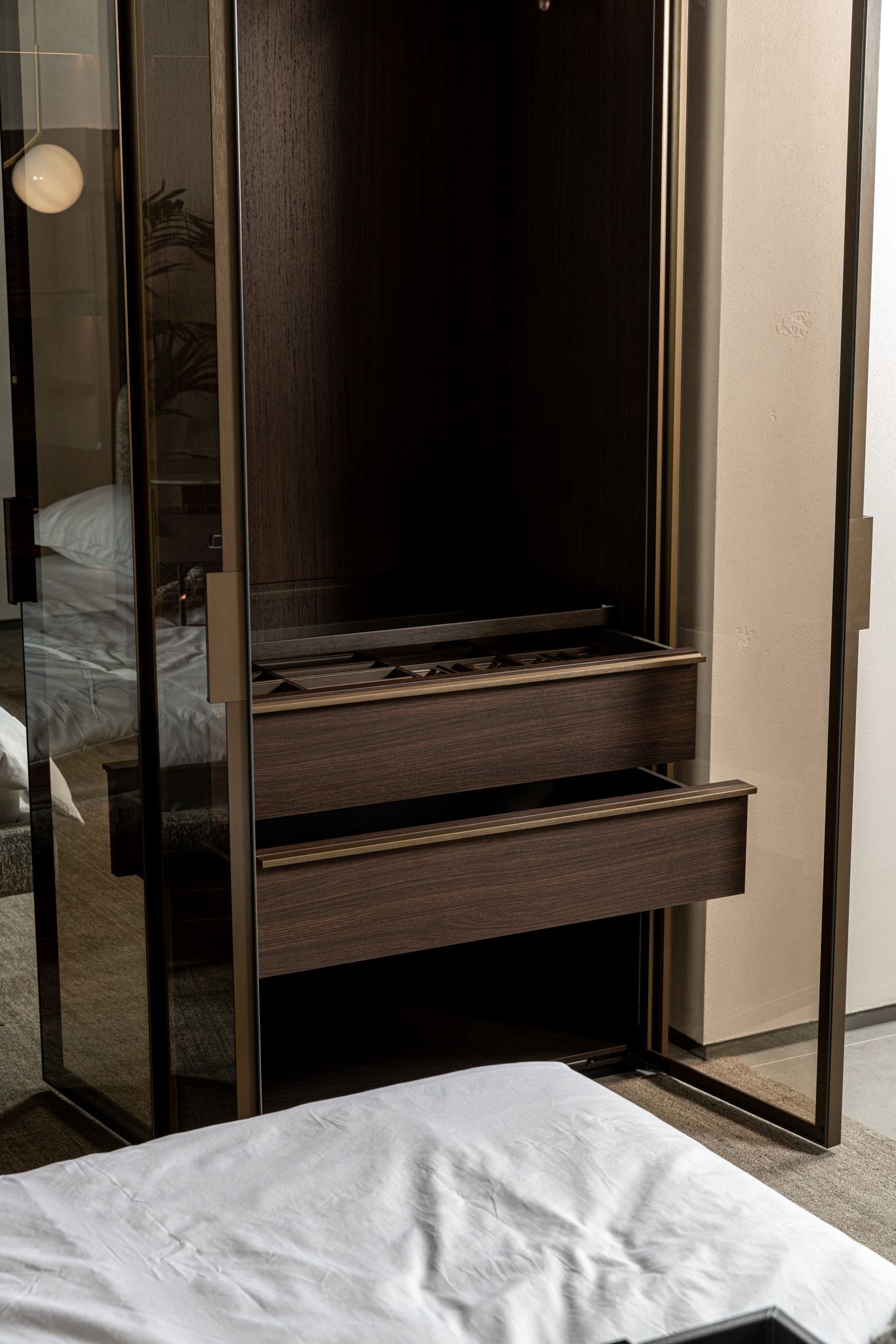 Molteni&C Шкаф Gliss Master со стекл.дверьми от Molteni & C — в интерьере