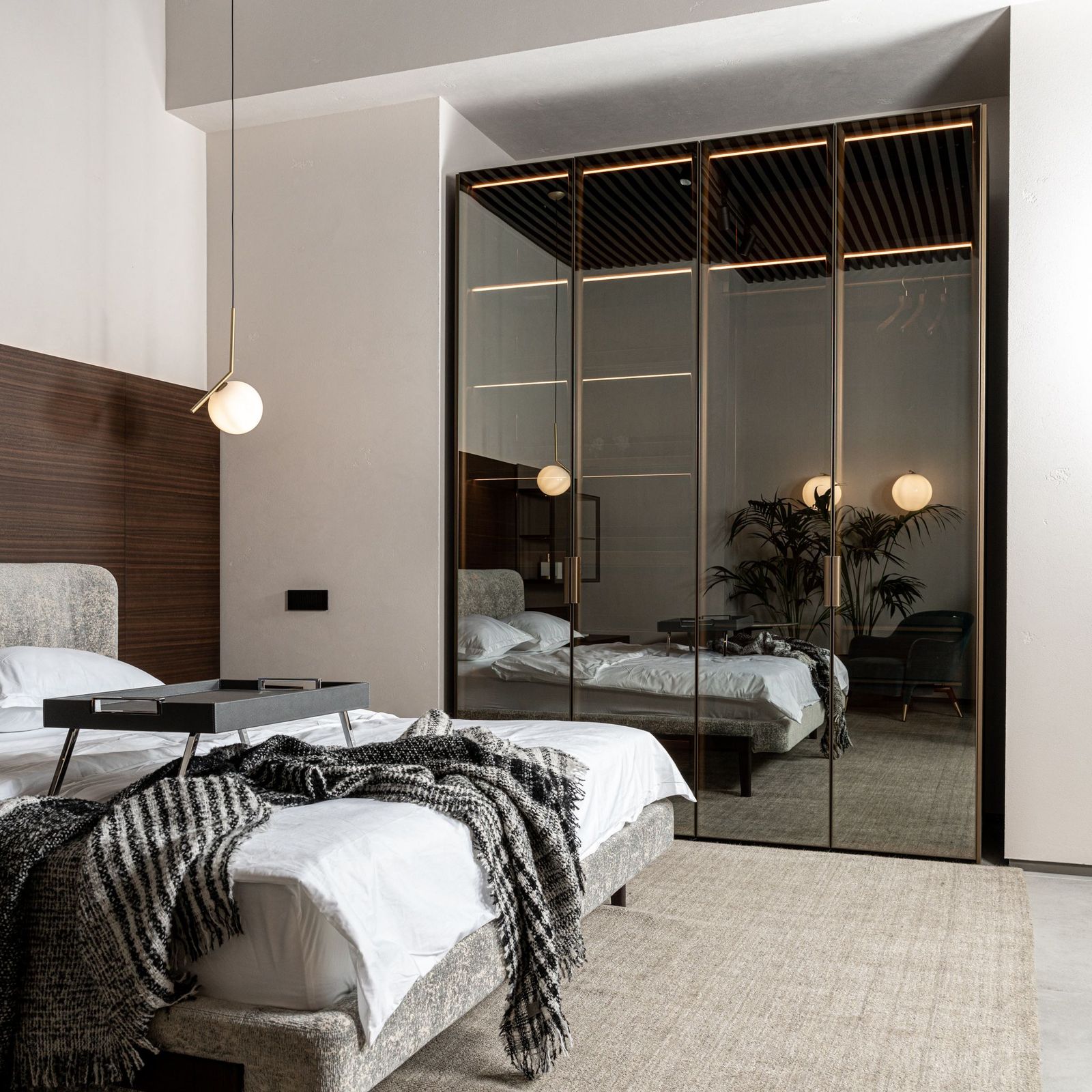 Molteni&C Шкаф Gliss Master со стекл.дверьми от Molteni & C — в интерьере