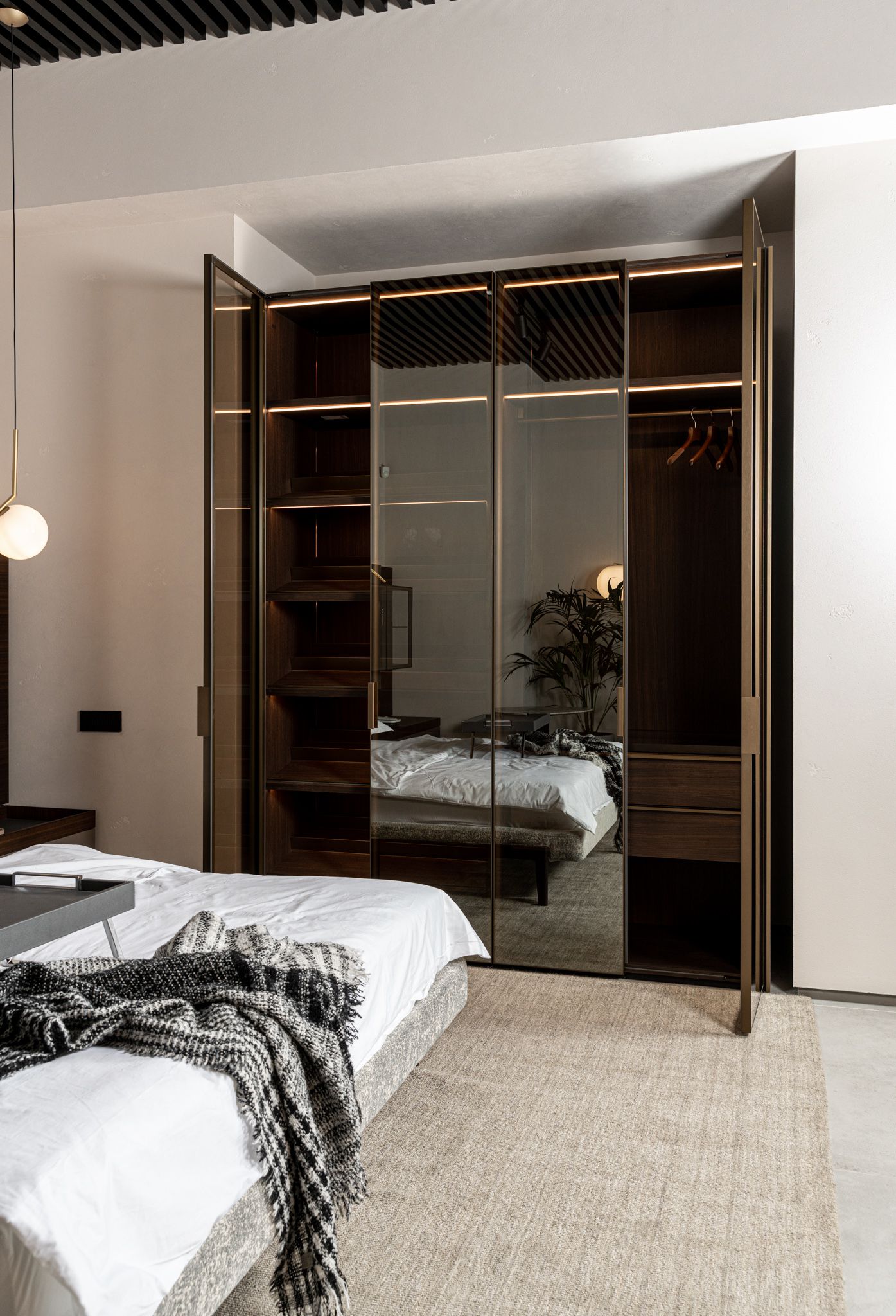 Molteni&C Шкаф Gliss Master со стекл.дверьми от Molteni & C — в интерьере