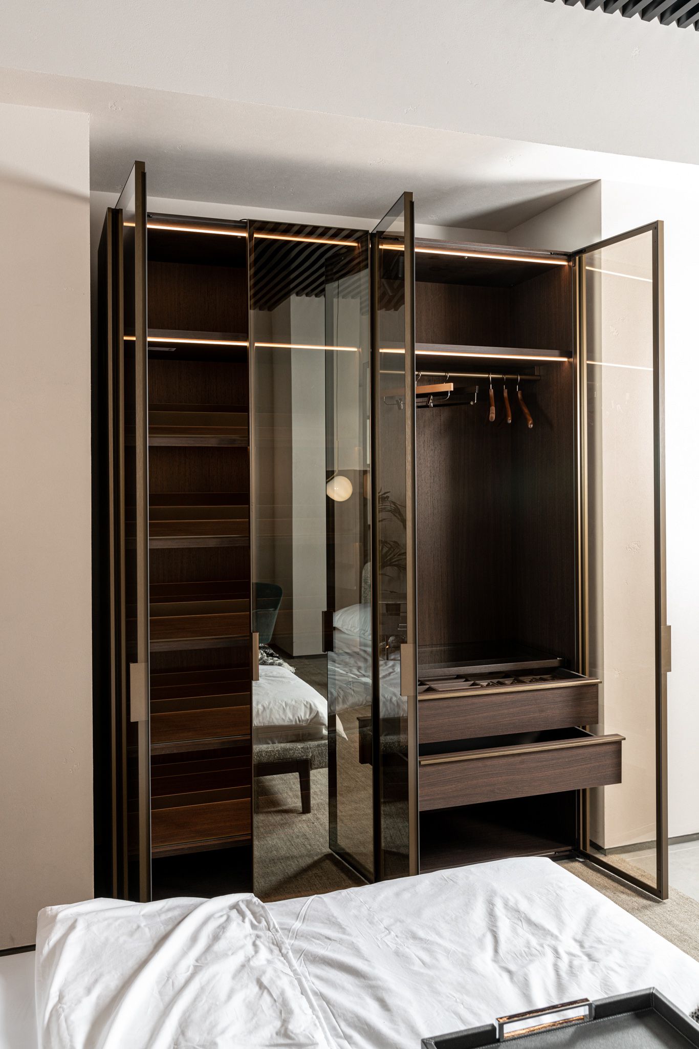 Molteni&C Шкаф Gliss Master со стекл.дверьми от Molteni & C — в интерьере