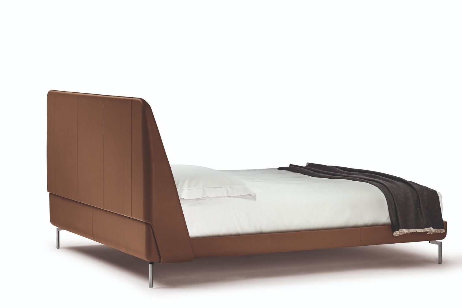 Poltrona Frau Кровать Coupe с кожаным изголовьем от Poltrona Frau