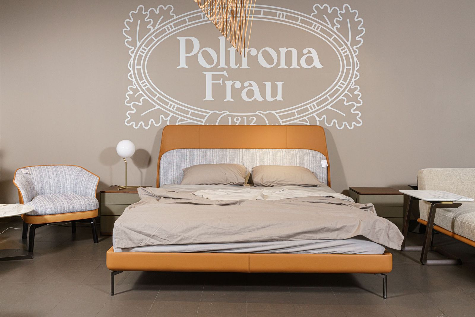 Poltrona Frau Кровать Coupe с кожаным изголовьем от Poltrona Frau — в интерьере