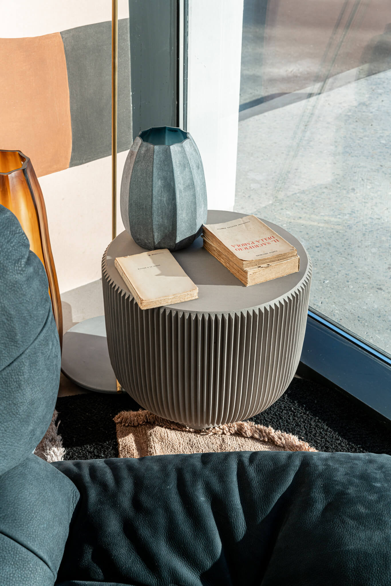 Baxter Журнальный столик Juno Cemento Tortora Ø50 от Baxter — в интерьере