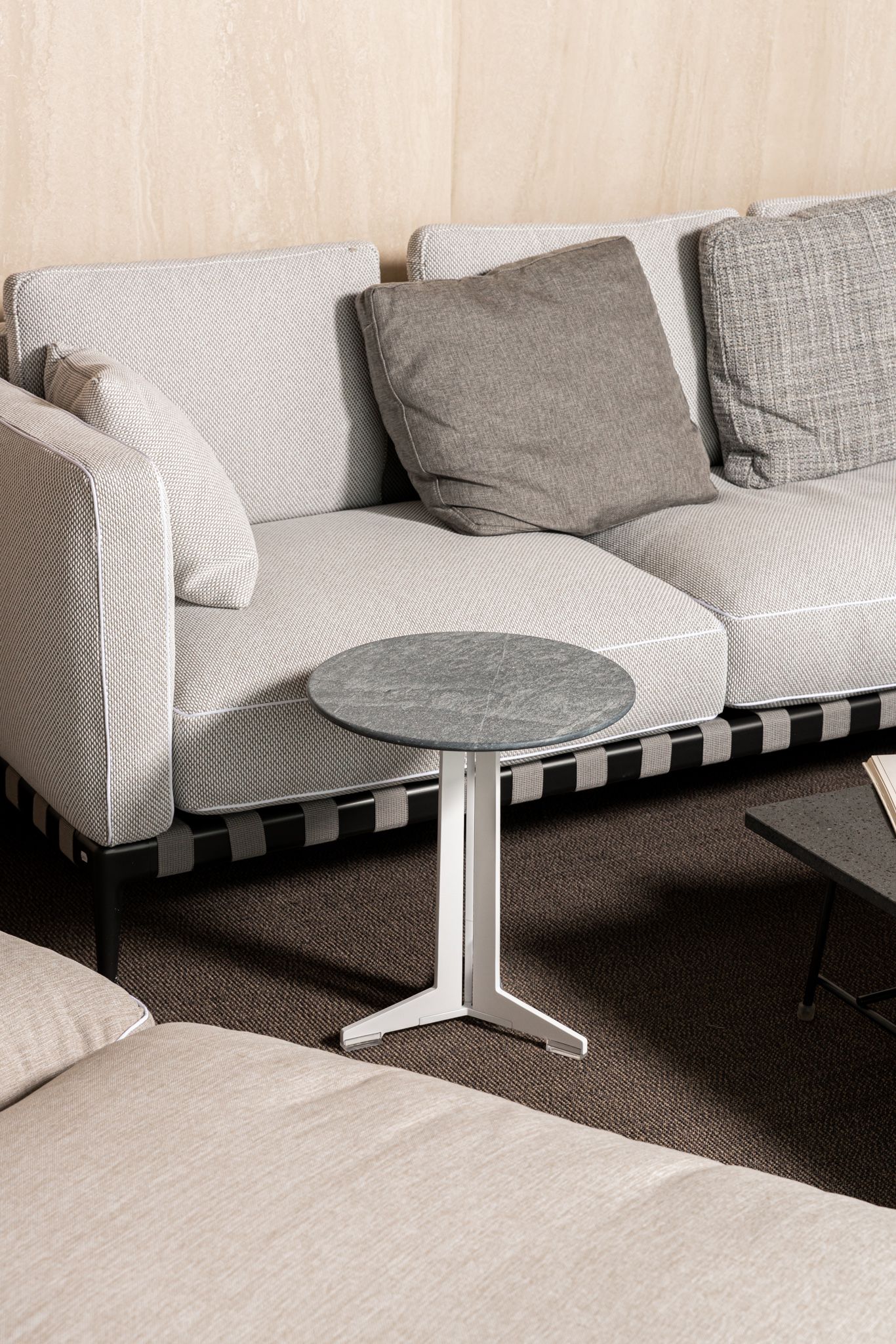 Flexform Уличный журнальный столик Fly от Flexform — в интерьере