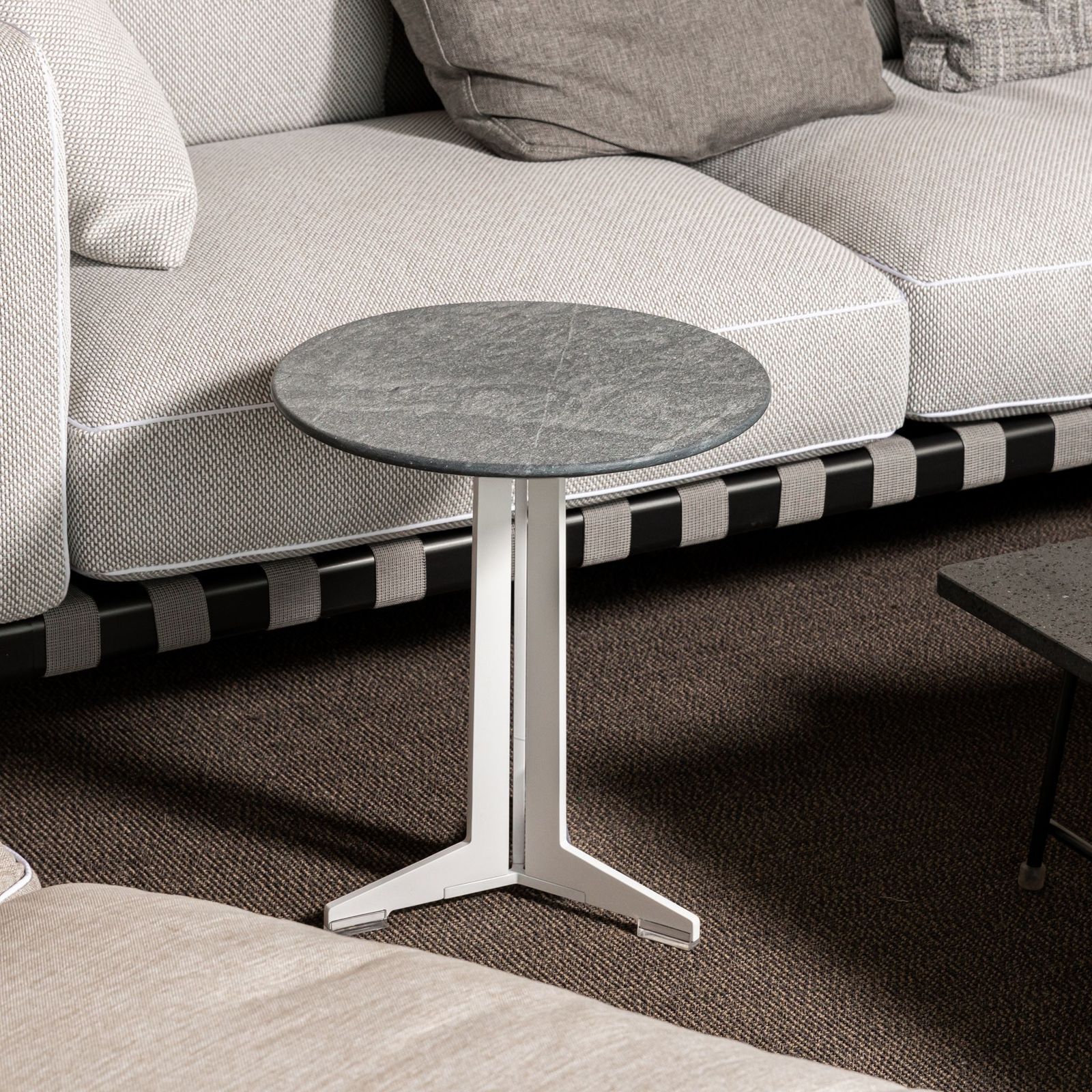 Flexform Уличный журнальный столик Fly от Flexform — в интерьере
