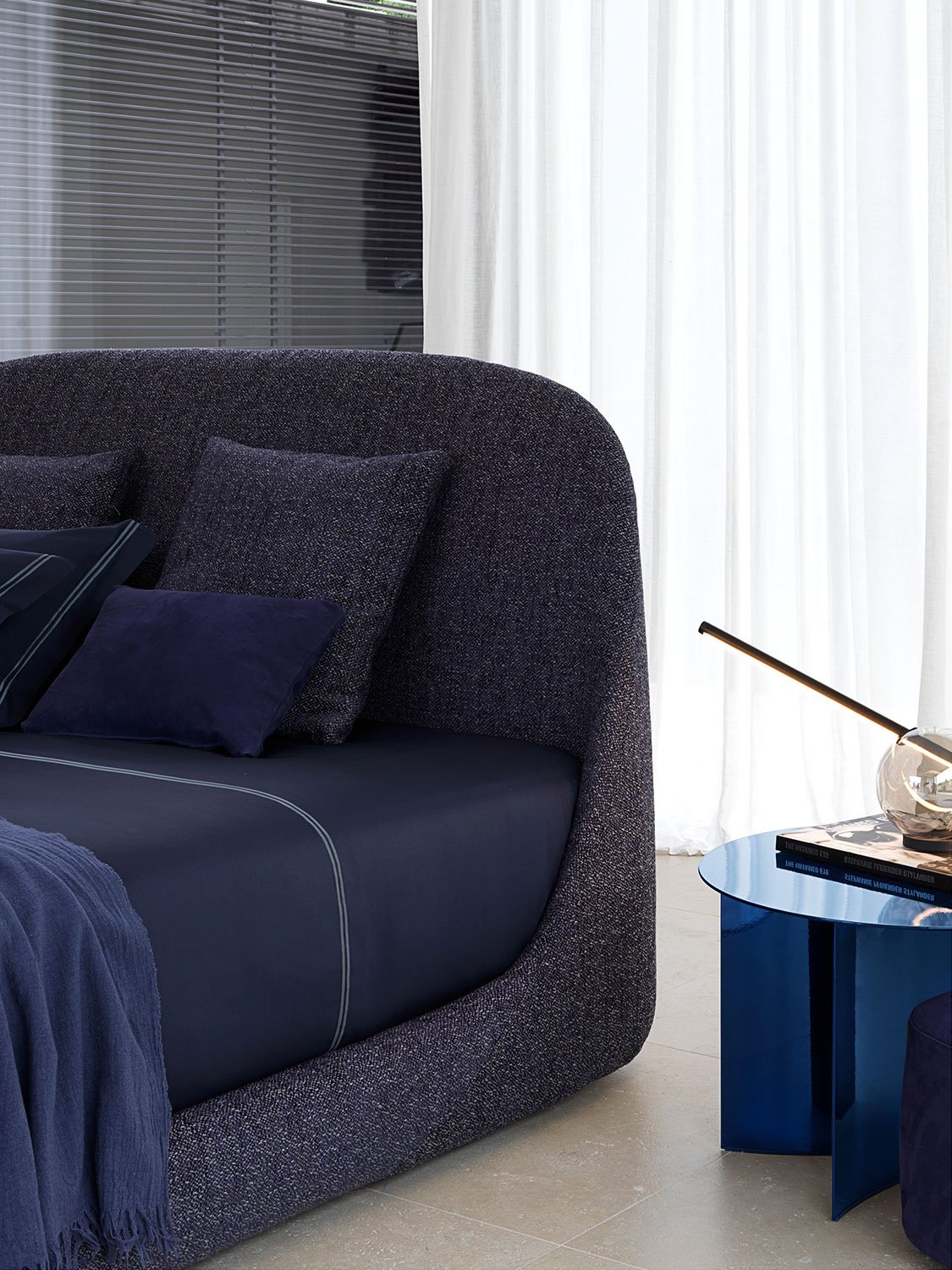 Flou Кровать с матрасом Taormina Rudolf royal blue от Flou — в интерьере