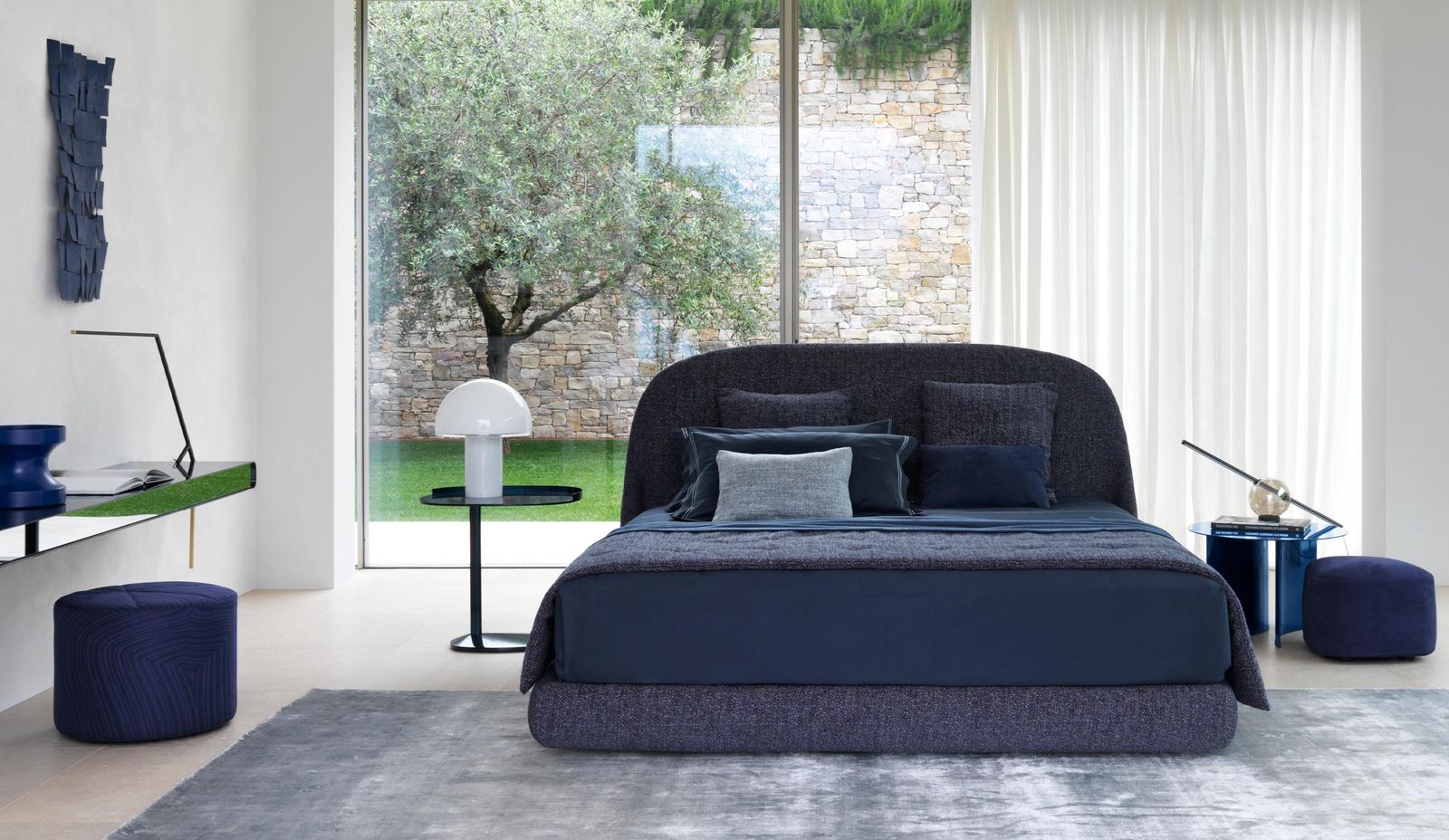 Flou Кровать с матрасом Taormina Rudolf royal blue от Flou — в интерьере