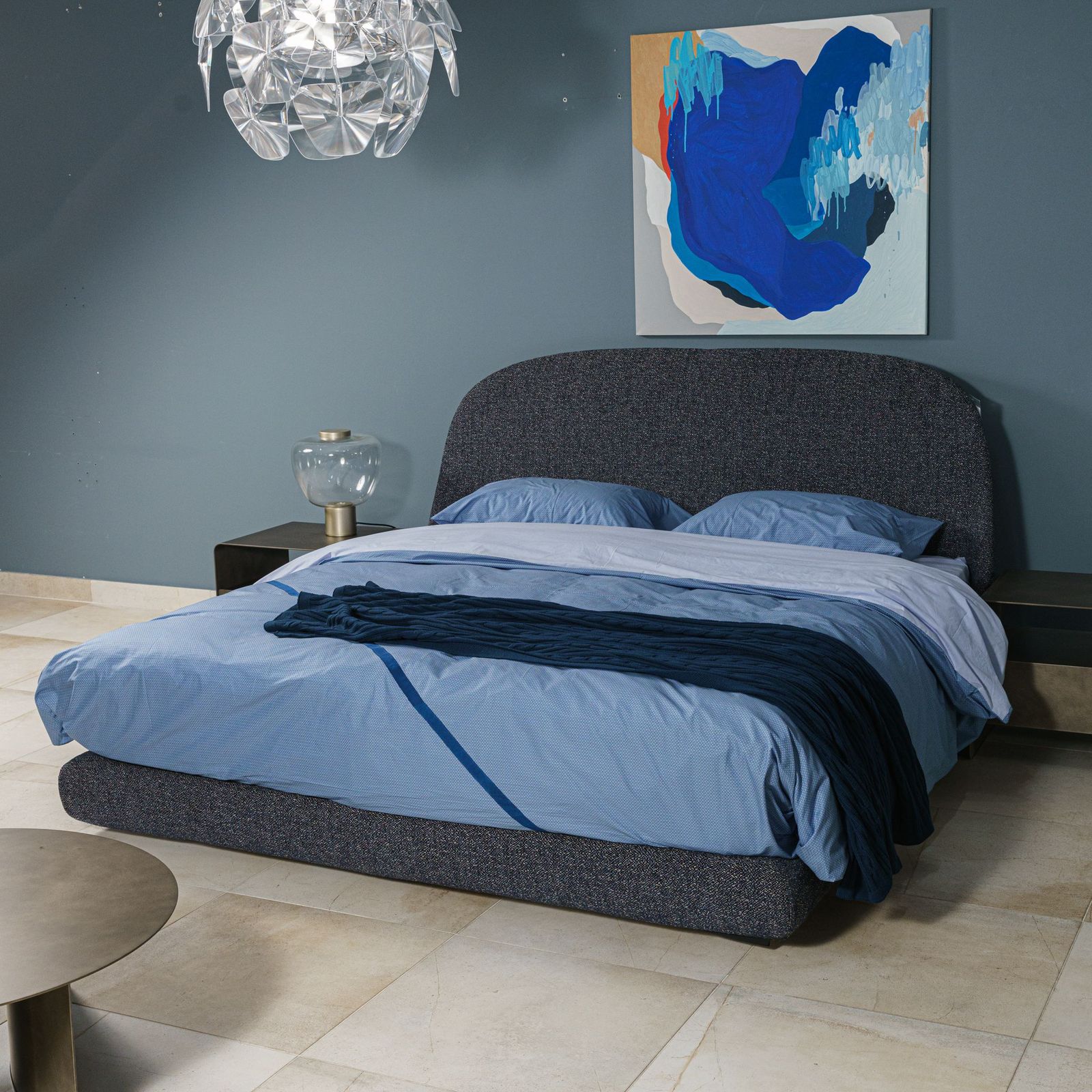 Flou Кровать с матрасом Taormina Rudolf royal blue от Flou — в интерьере