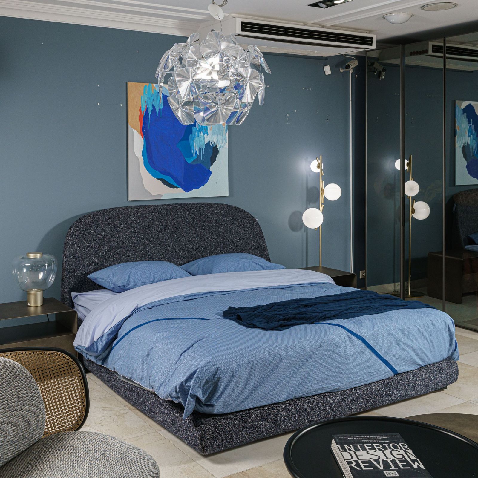 Flou Кровать с матрасом Taormina Rudolf royal blue от Flou — в интерьере