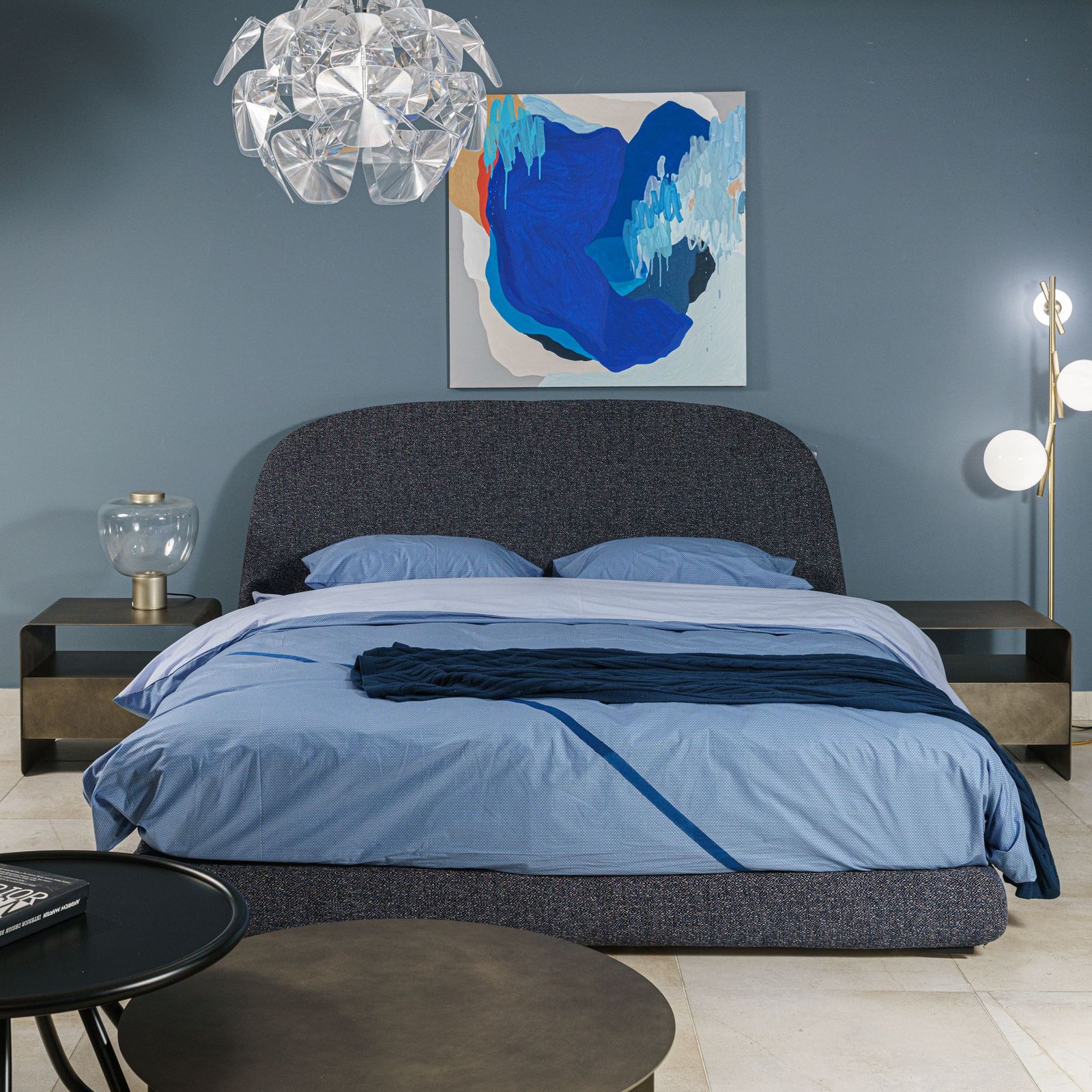 Flou Кровать с матрасом Taormina Rudolf royal blue от Flou — в интерьере