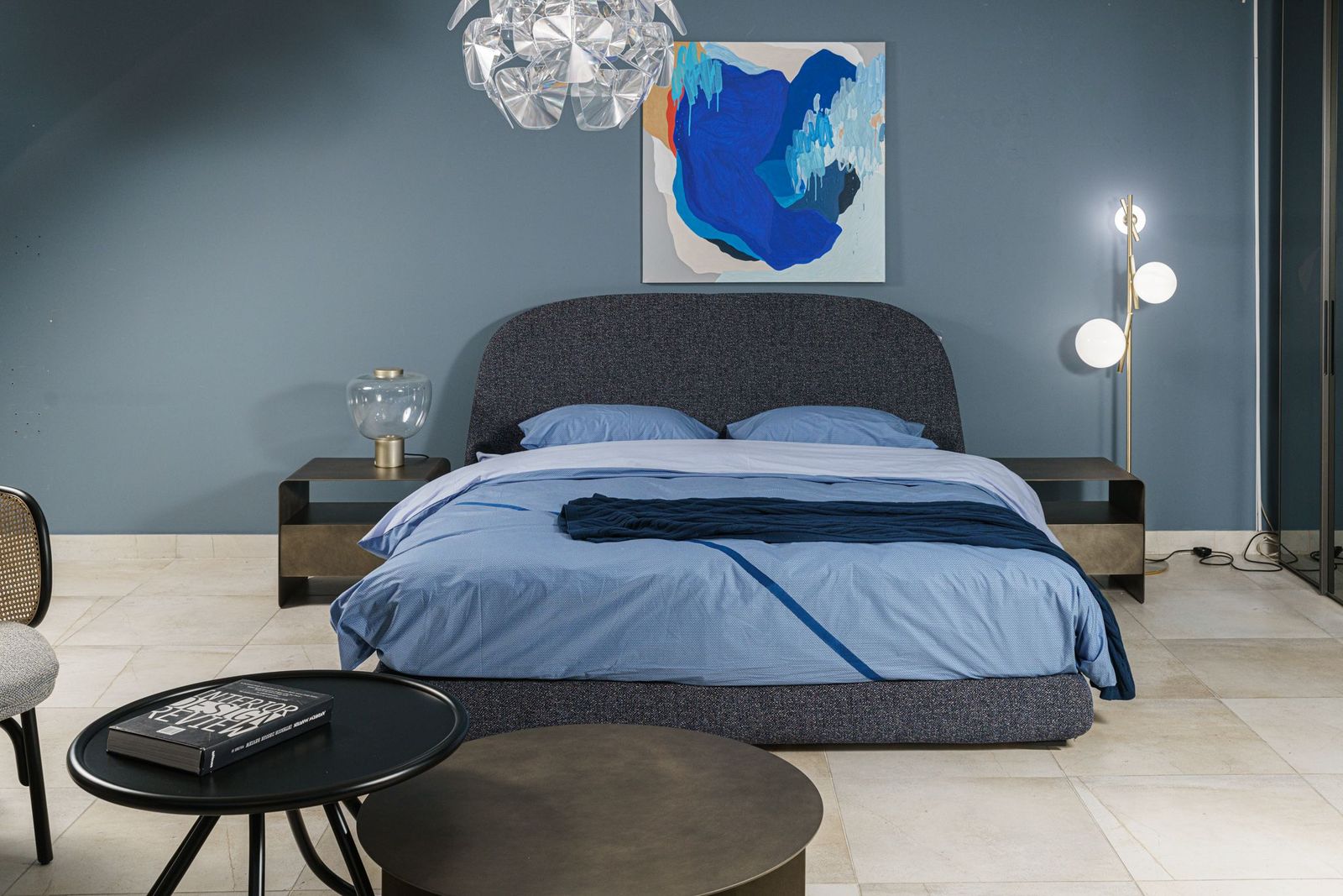 Flou Кровать с матрасом Taormina Rudolf royal blue от Flou — в интерьере