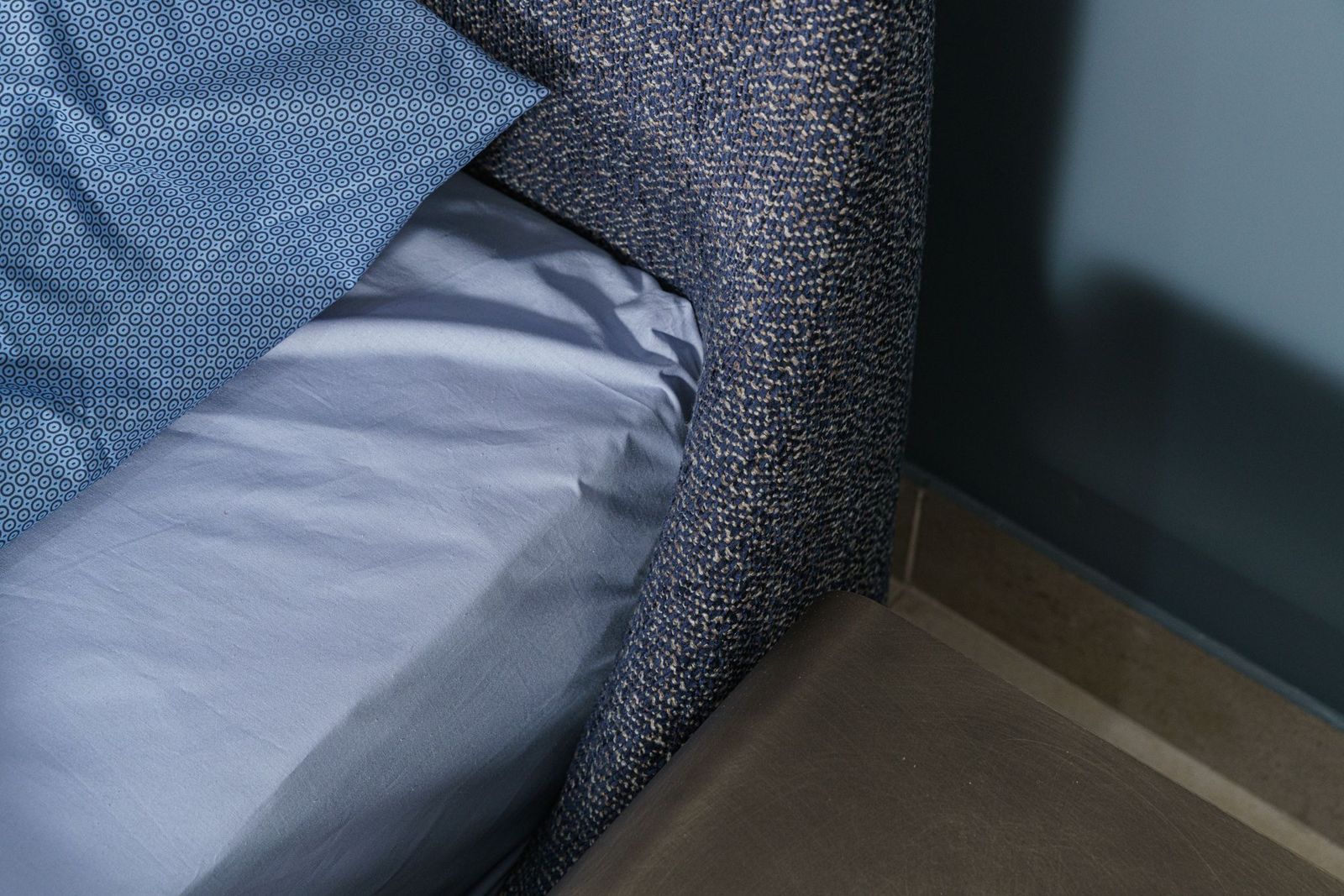 Flou Кровать с матрасом Taormina Rudolf royal blue от Flou — в интерьере