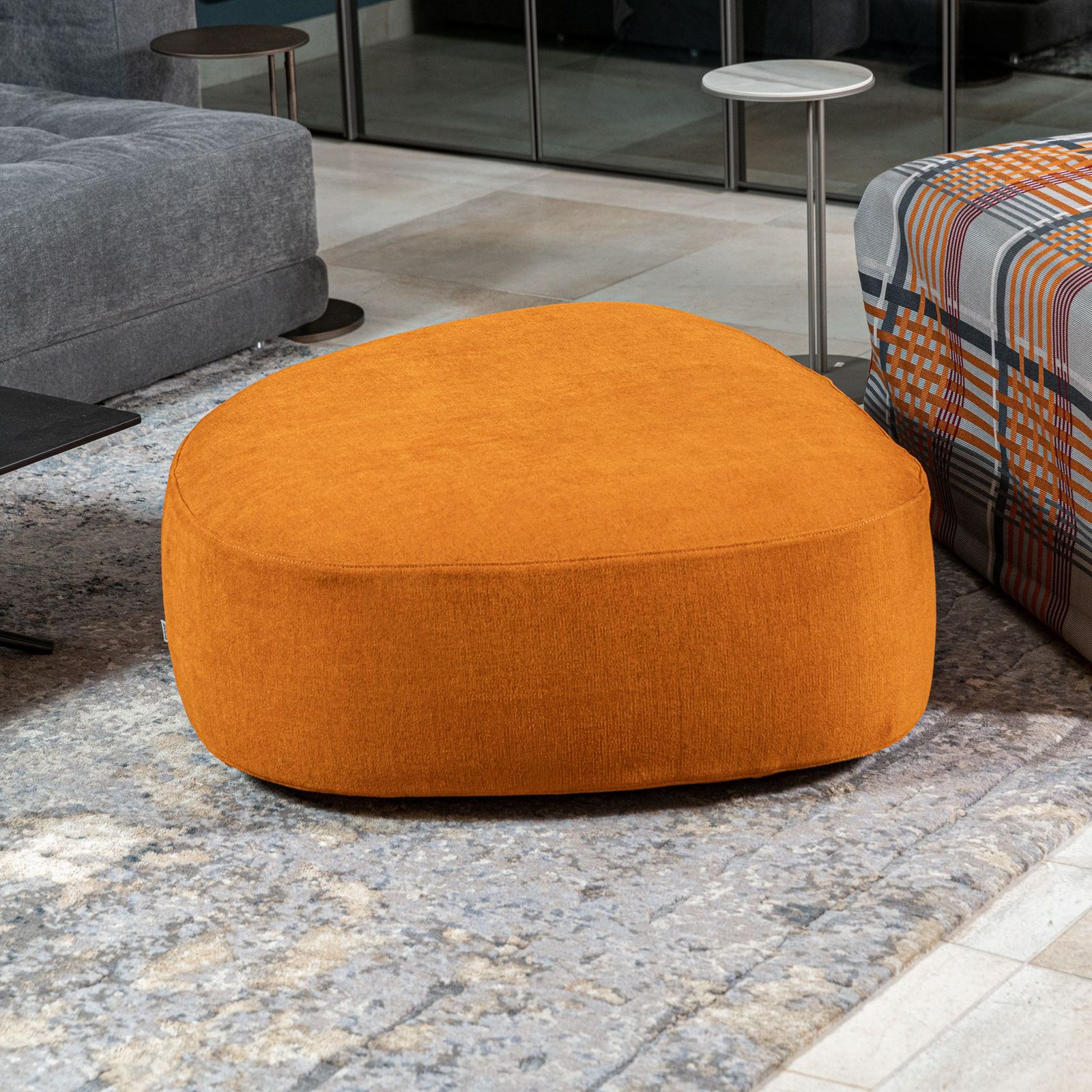 Flou Пуф Pierre orange от Flou — в интерьере