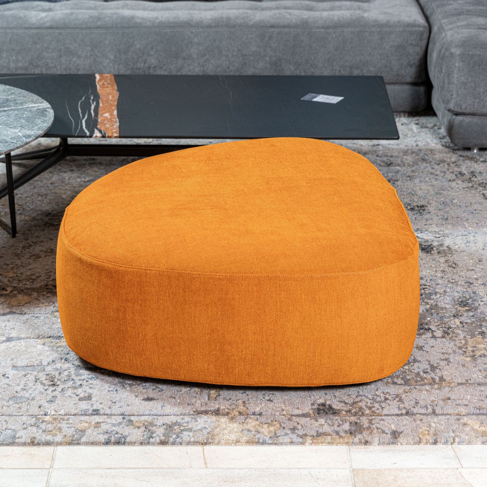 Flou Пуф Pierre orange от Flou — в интерьере
